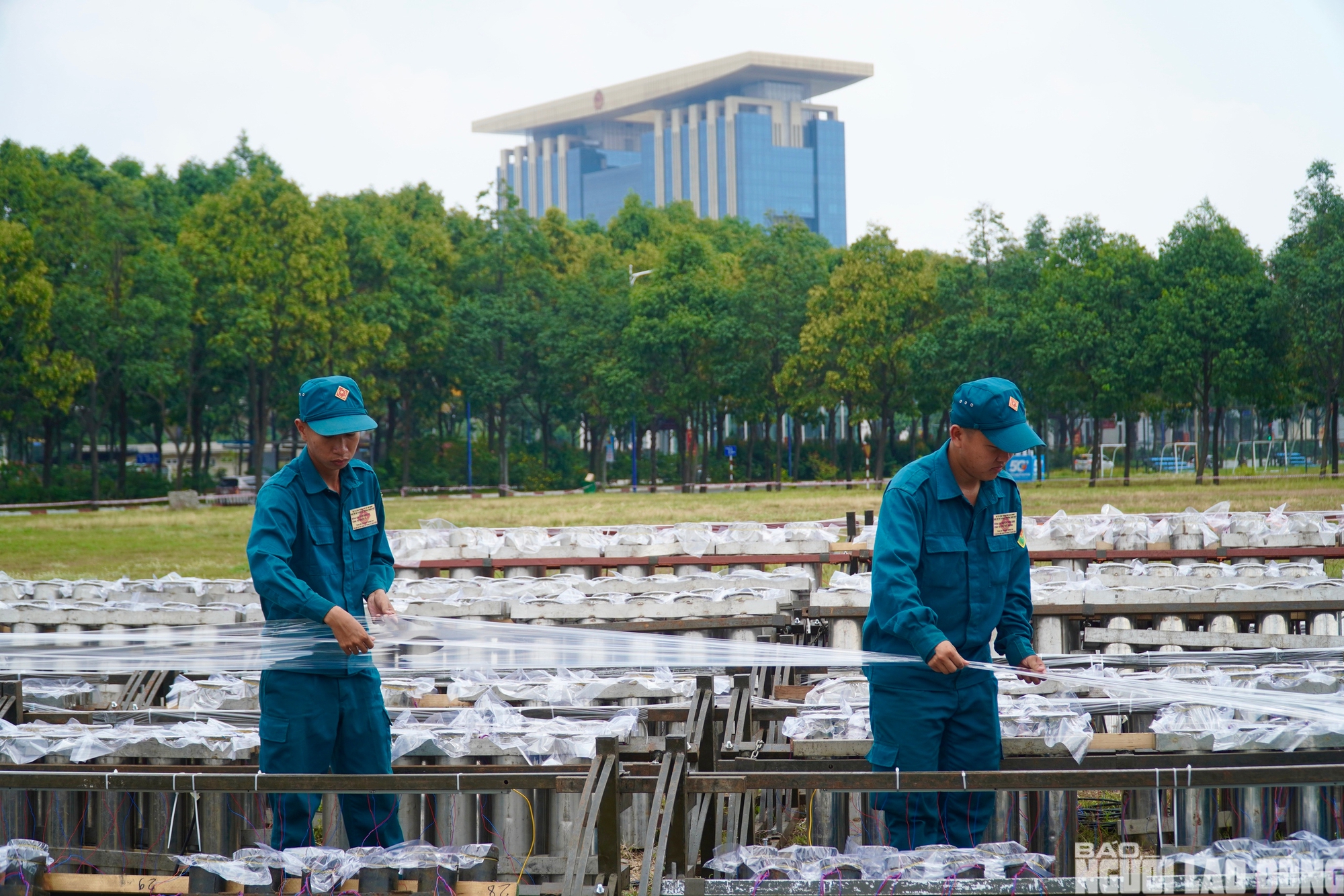 Cận cảnh trận địa ph&aacute;o hoa B&igrave;nh Dương trước giờ khai hỏa 30 - 4 - Ảnh 3.