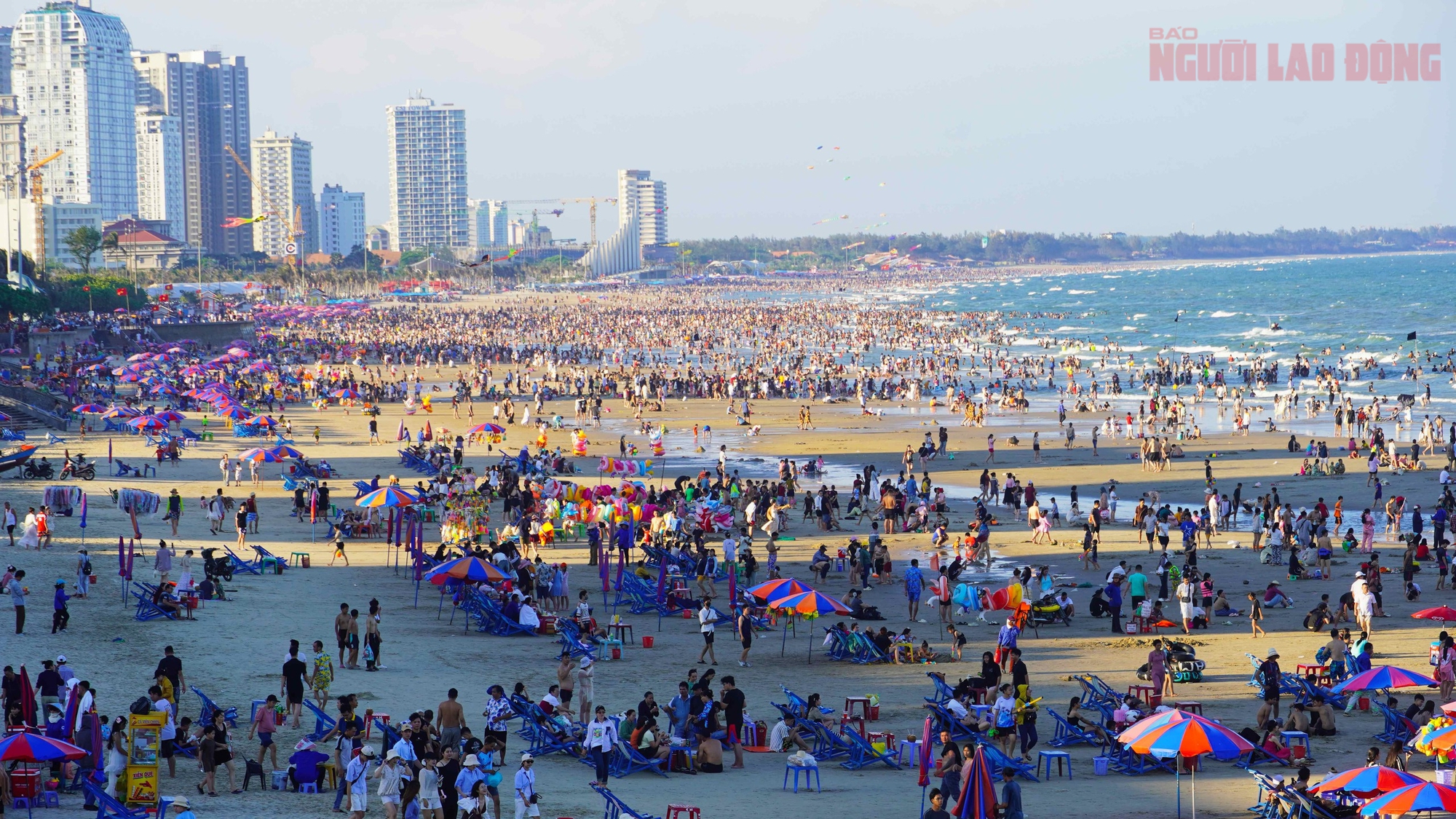 Hơn 70.000 người "phủ k&iacute;n" b&atilde;i biển Vũng T&agrave;u trong ng&agrave;y 30-4 - Ảnh 1.