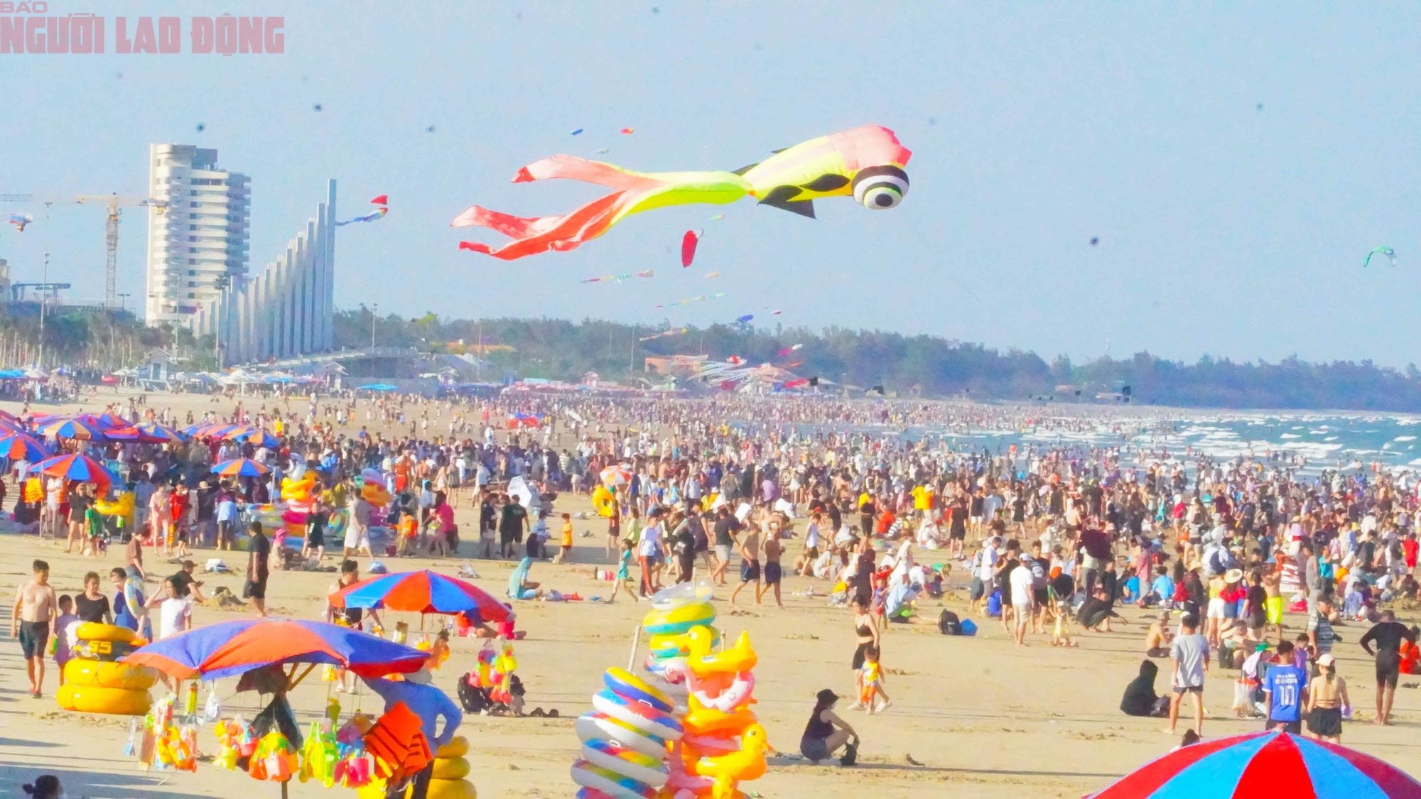 Hơn 70.000 người "phủ k&iacute;n" b&atilde;i biển Vũng T&agrave;u trong ng&agrave;y 30-4 - Ảnh 2.