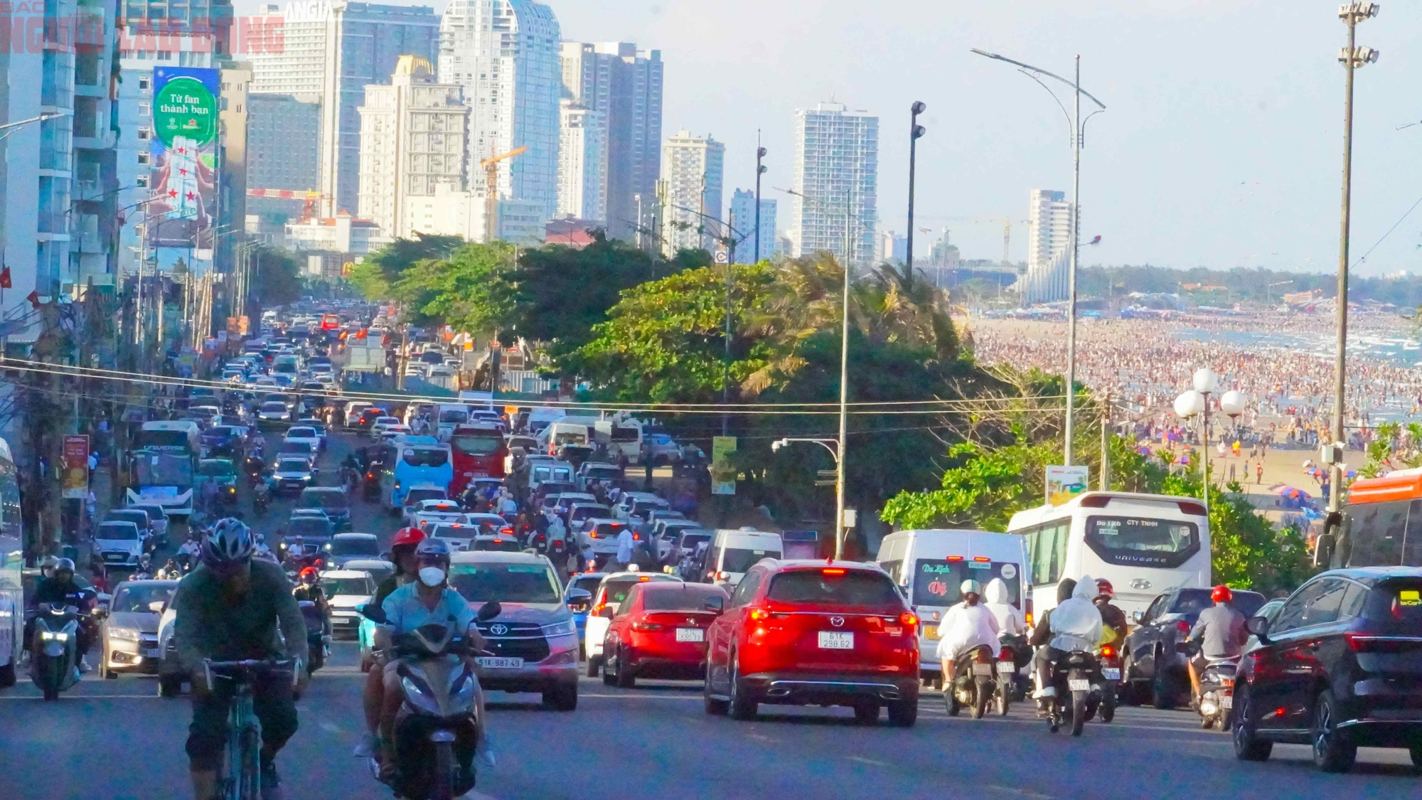 Hơn 70.000 người "phủ k&iacute;n" b&atilde;i biển Vũng T&agrave;u trong ng&agrave;y 30-4 - Ảnh 3.