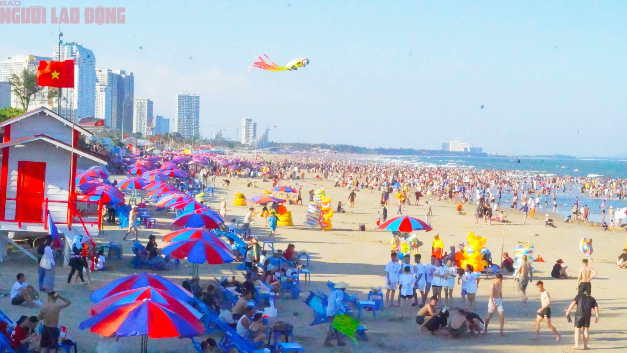 Hơn 70.000 người "phủ k&iacute;n" b&atilde;i biển Vũng T&agrave;u trong ng&agrave;y 30-4 - Ảnh 5.