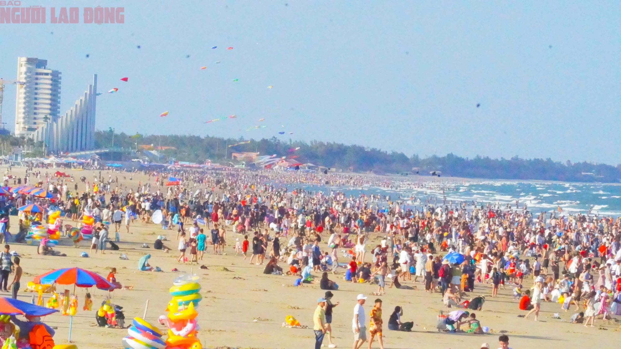 Hơn 70.000 người "phủ k&iacute;n" b&atilde;i biển Vũng T&agrave;u trong ng&agrave;y 30-4 - Ảnh 6.