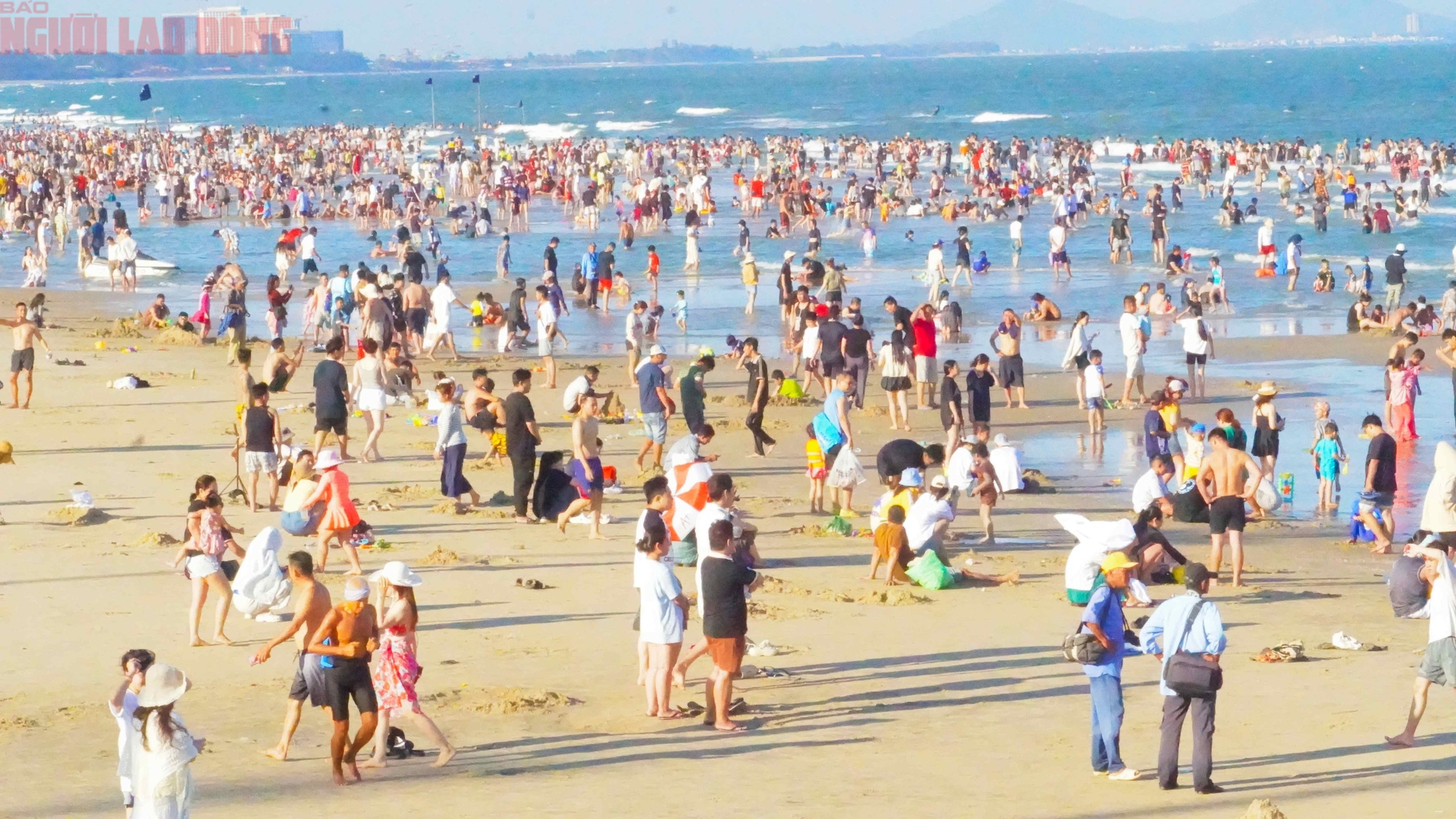 Hơn 70.000 người "phủ k&iacute;n" b&atilde;i biển Vũng T&agrave;u trong ng&agrave;y 30-4 - Ảnh 7.