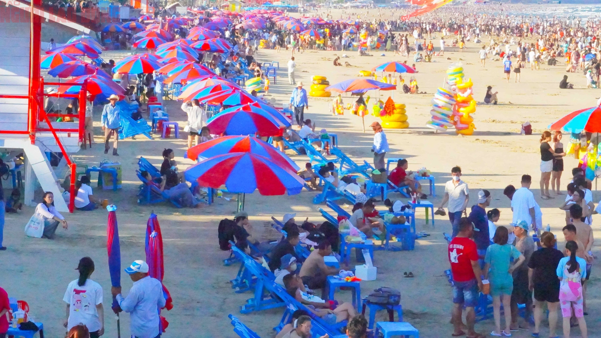 Hơn 70.000 người "phủ k&iacute;n" b&atilde;i biển Vũng T&agrave;u trong ng&agrave;y 30-4 - Ảnh 8.