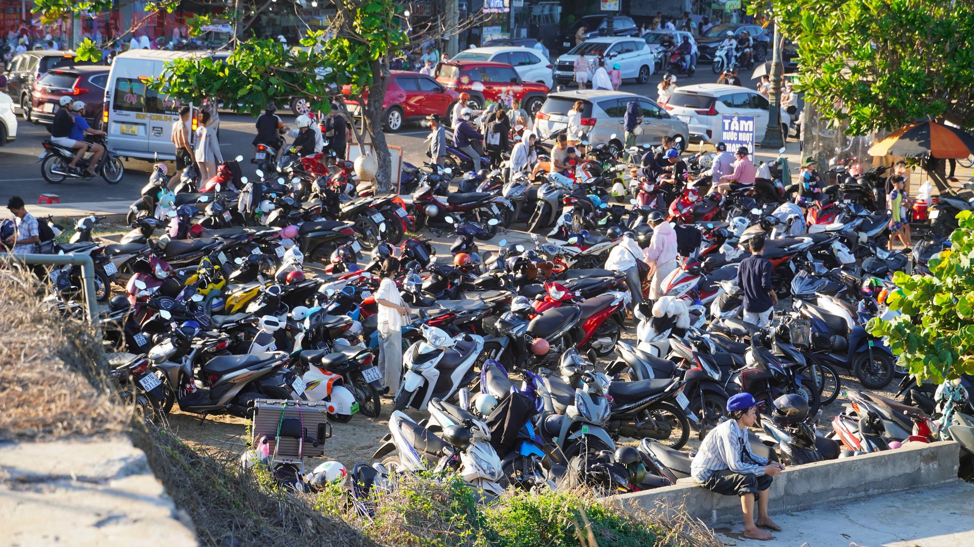 Hơn 70.000 người "phủ k&iacute;n" b&atilde;i biển Vũng T&agrave;u trong ng&agrave;y 30-4 - Ảnh 9.