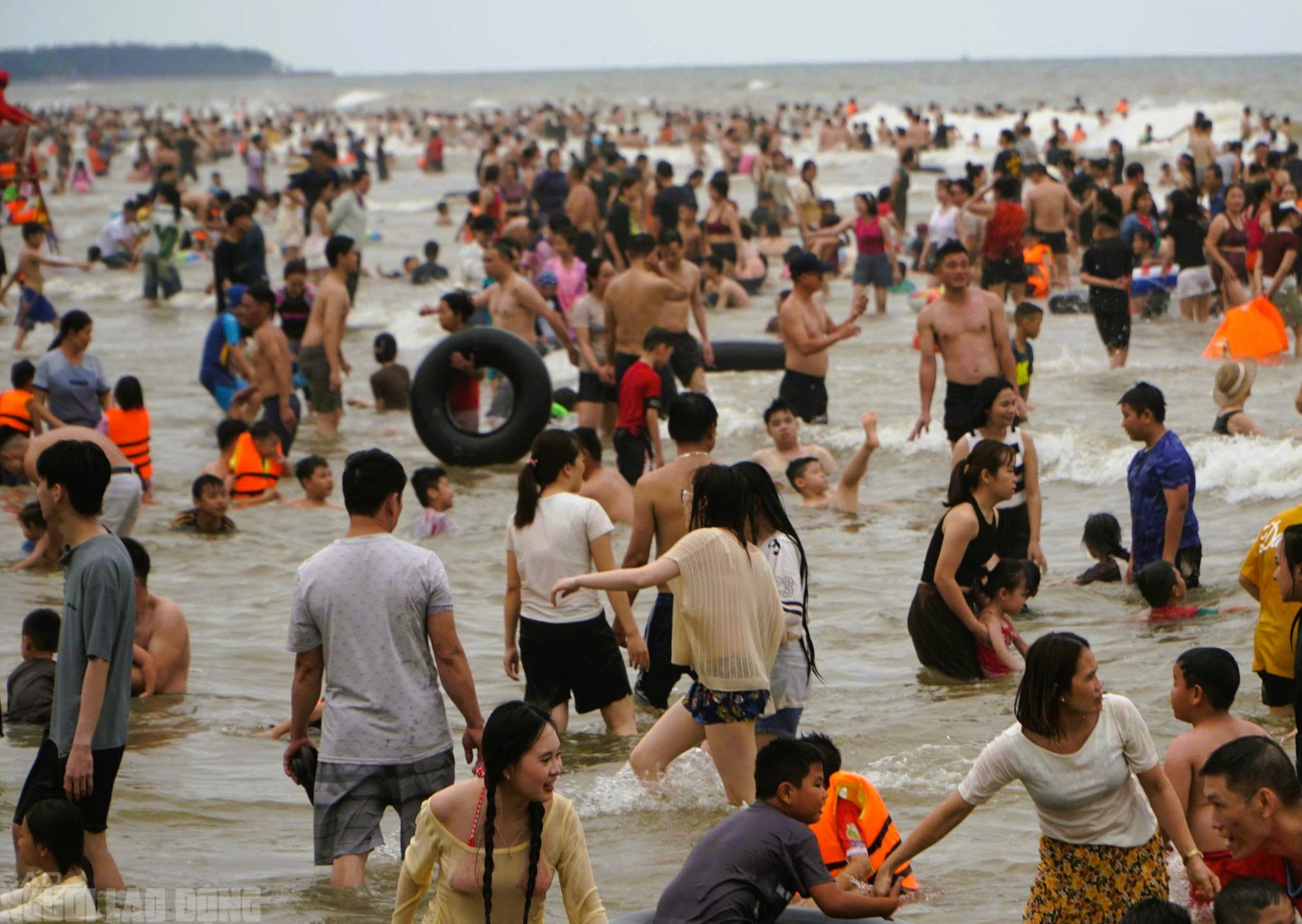 Biển Sầm Sơn ken đặc kh&aacute;ch ng&agrave;y đầu nghỉ lễ 30-4 v&agrave; 1-5 - Ảnh 6.