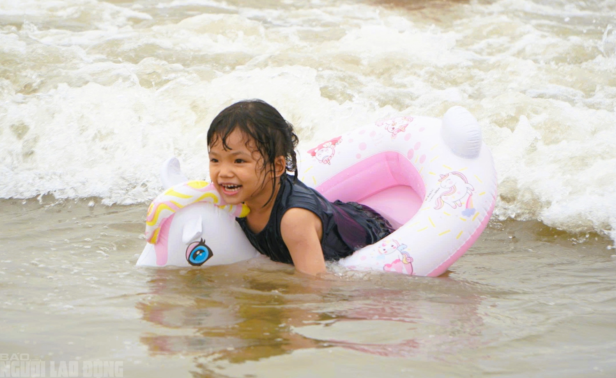 Biển Sầm Sơn ken đặc kh&aacute;ch ng&agrave;y đầu nghỉ lễ 30-4 v&agrave; 1-5 - Ảnh 7.