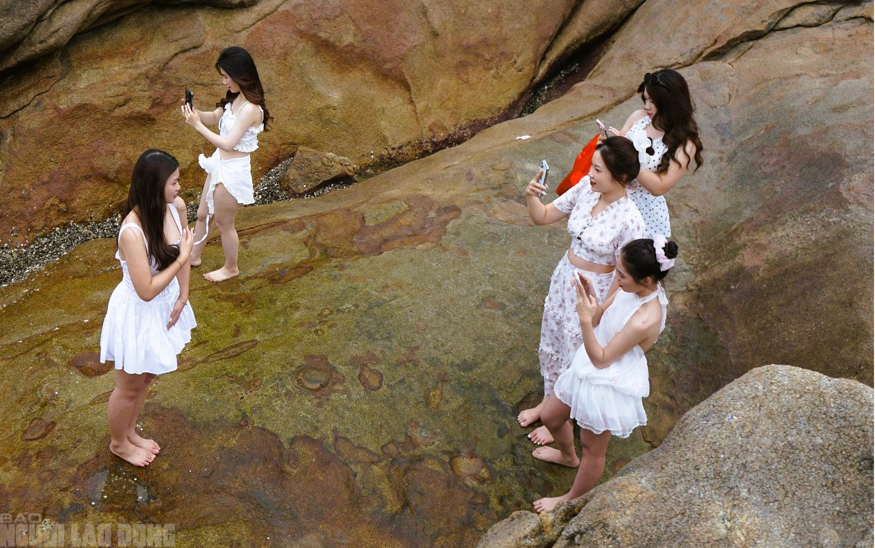 Biển Sầm Sơn ken đặc kh&aacute;ch ng&agrave;y đầu nghỉ lễ 30-4 v&agrave; 1-5 - Ảnh 9.