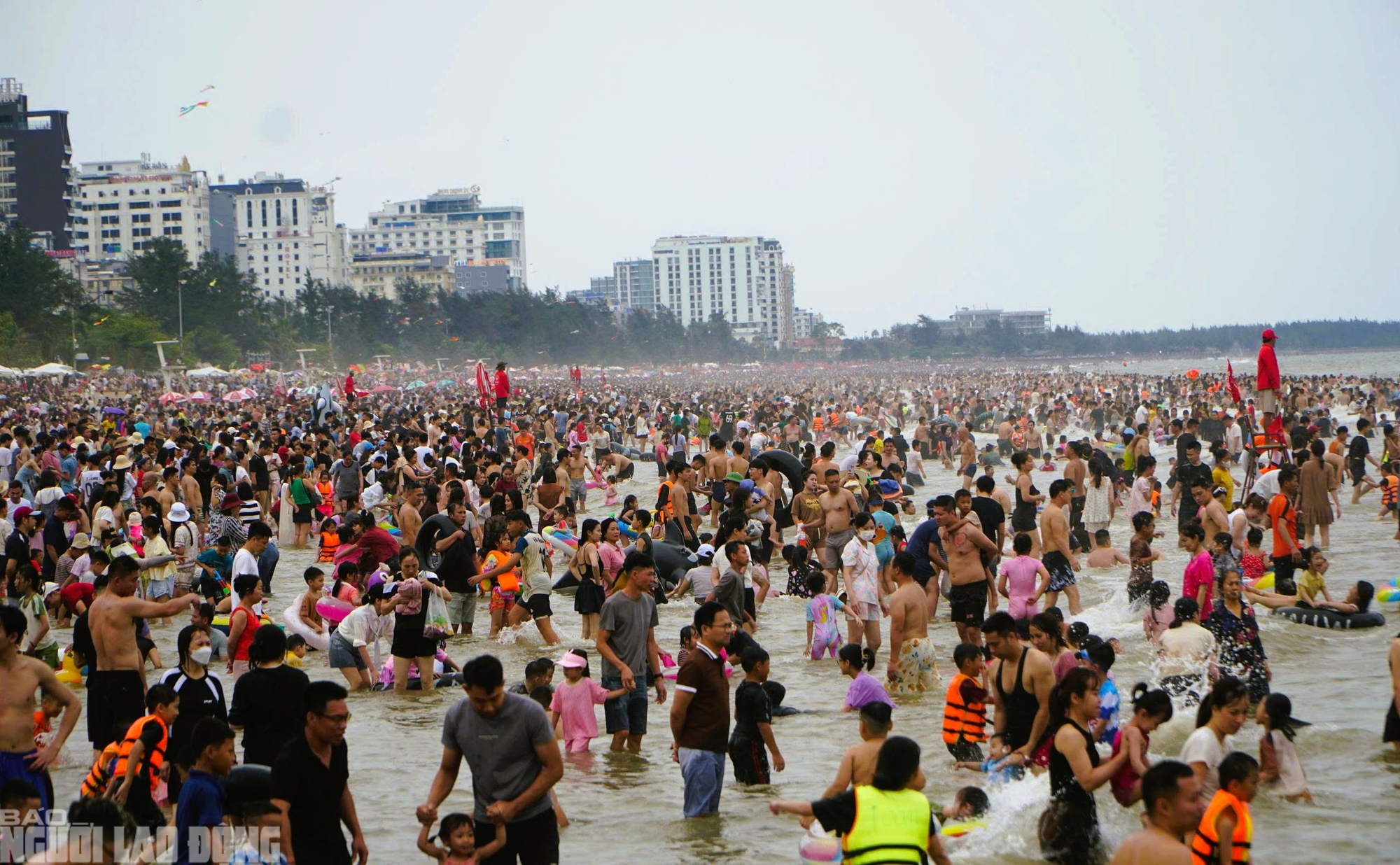 Biển Sầm Sơn ken đặc kh&aacute;ch ng&agrave;y đầu nghỉ lễ 30-4 v&agrave; 1-5 - Ảnh 1.