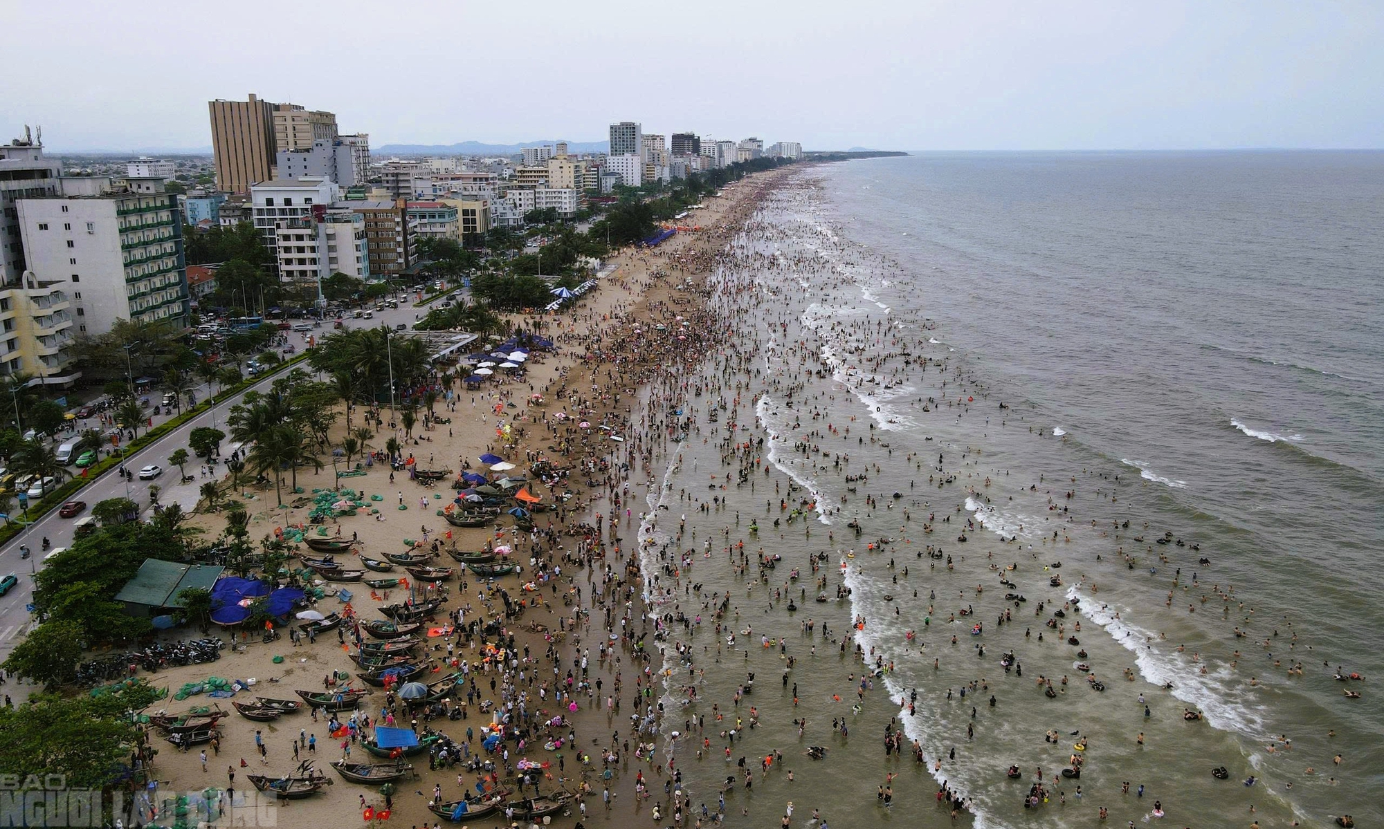 Biển Sầm Sơn ken đặc kh&aacute;ch ng&agrave;y đầu nghỉ lễ 30-4 v&agrave; 1-5 - Ảnh 2.