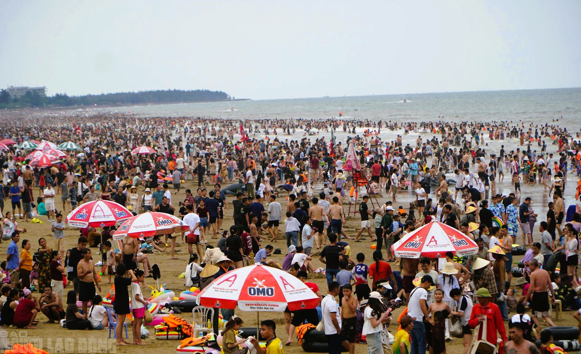 Biển Sầm Sơn ken đặc kh&aacute;ch ng&agrave;y đầu nghỉ lễ 30-4 v&agrave; 1-5 - Ảnh 3.