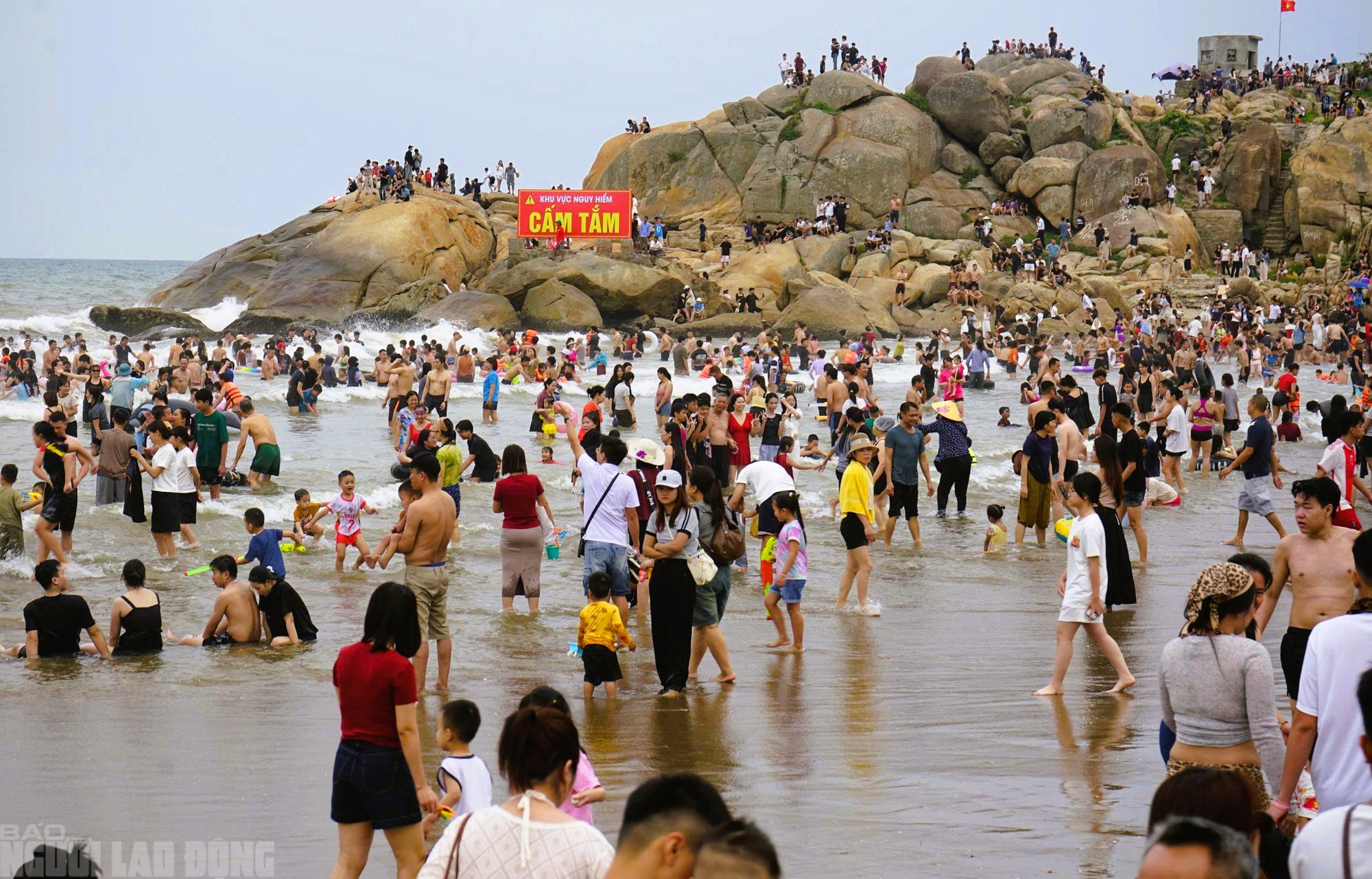 Biển Sầm Sơn ken đặc kh&aacute;ch ng&agrave;y đầu nghỉ lễ 30-4 v&agrave; 1-5 - Ảnh 8.