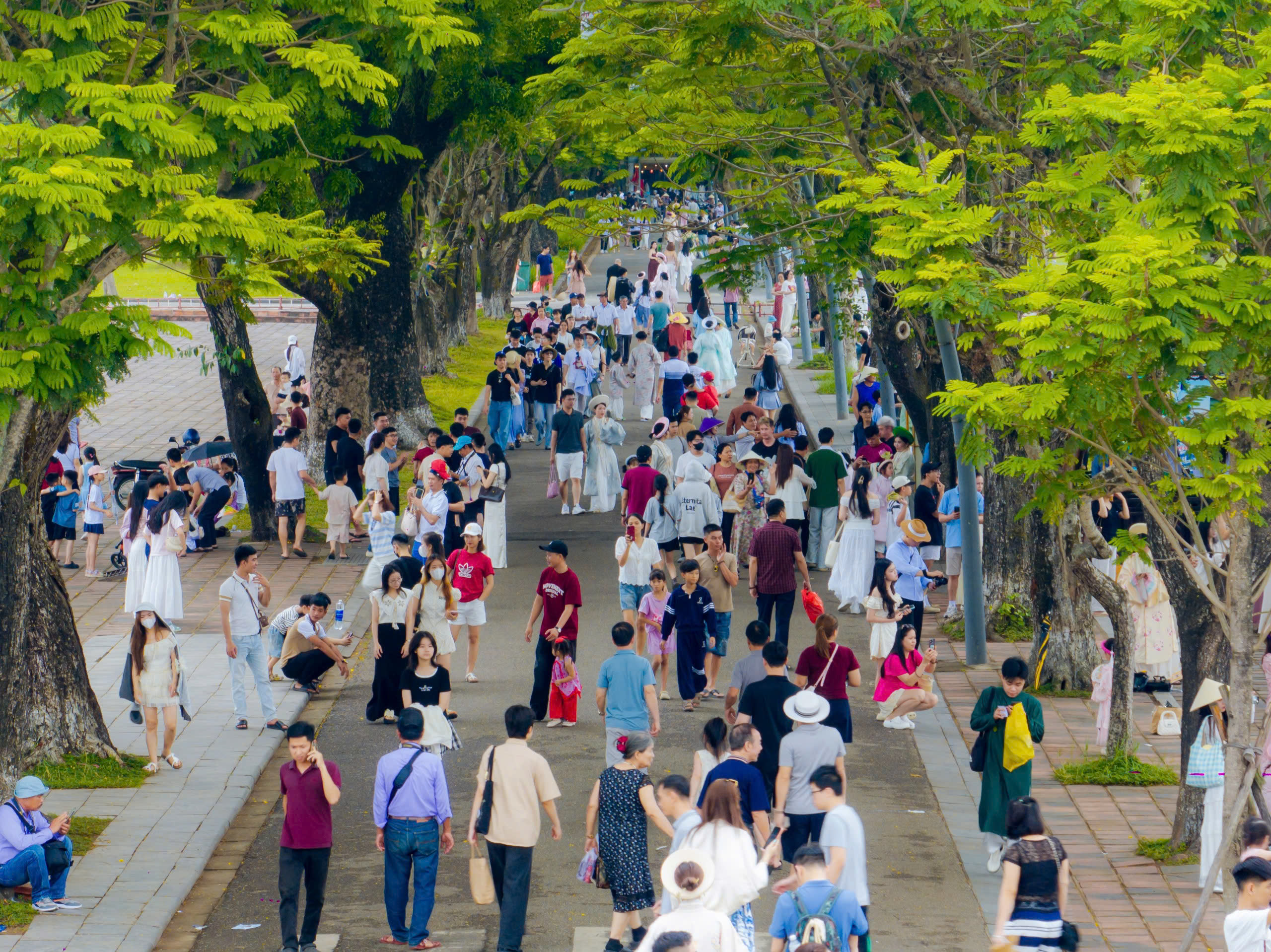 Lượng v&eacute; tham quan kỷ lục tại Quần thể di t&iacute;ch cố đ&ocirc; Huế ng&agrave;y 30 - 4 - Ảnh 4.