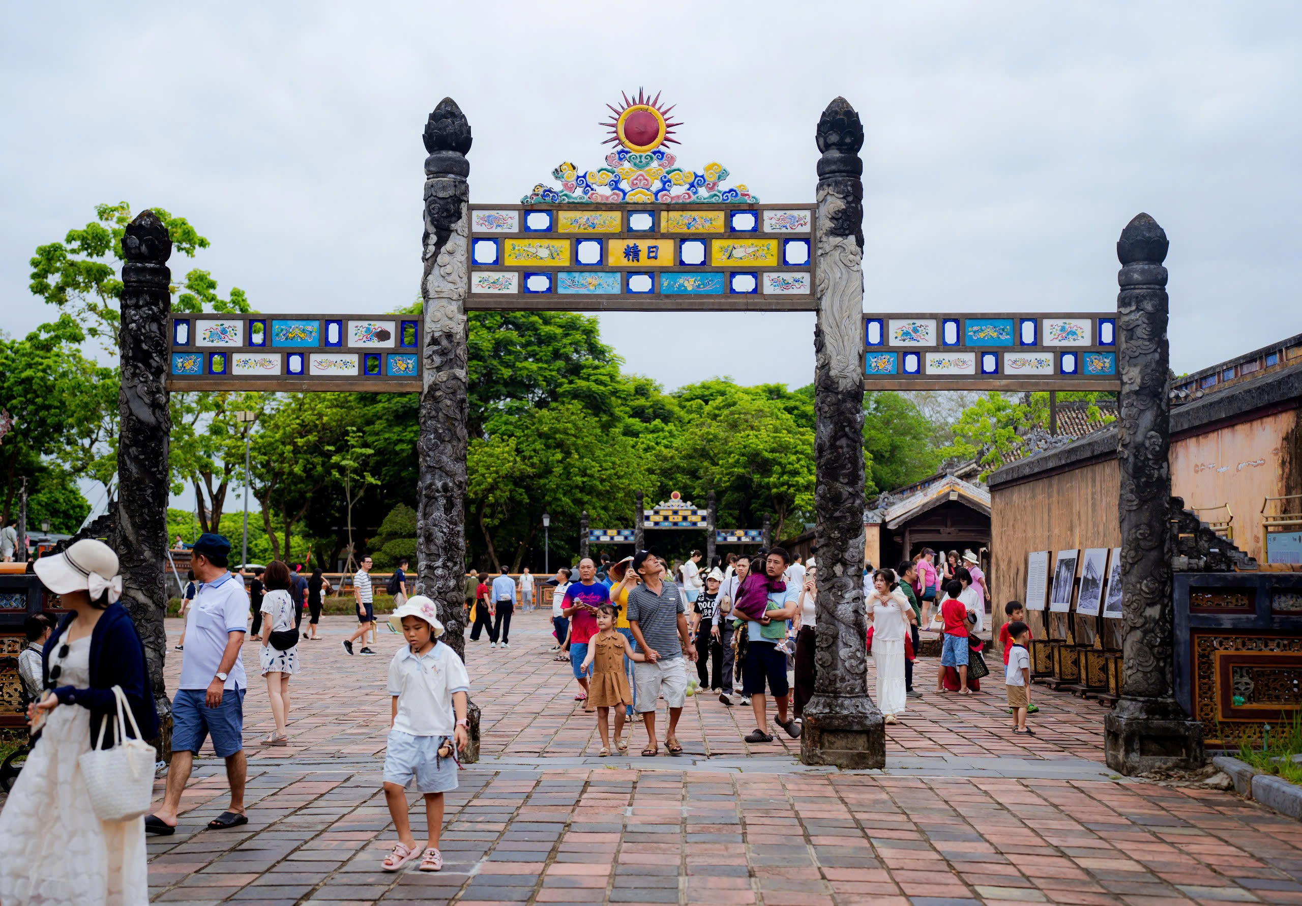 Lượng v&eacute; tham quan kỷ lục tại Quần thể di t&iacute;ch cố đ&ocirc; Huế ng&agrave;y 30 - 4 - Ảnh 2.