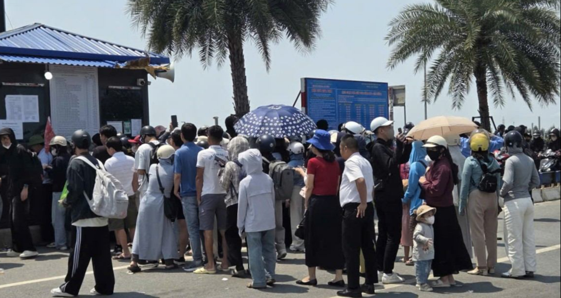 Ô tô , xe máy xếp hàng dài chờ qua phà Cát Bà sáng 30 - 4 - Ảnh 3.