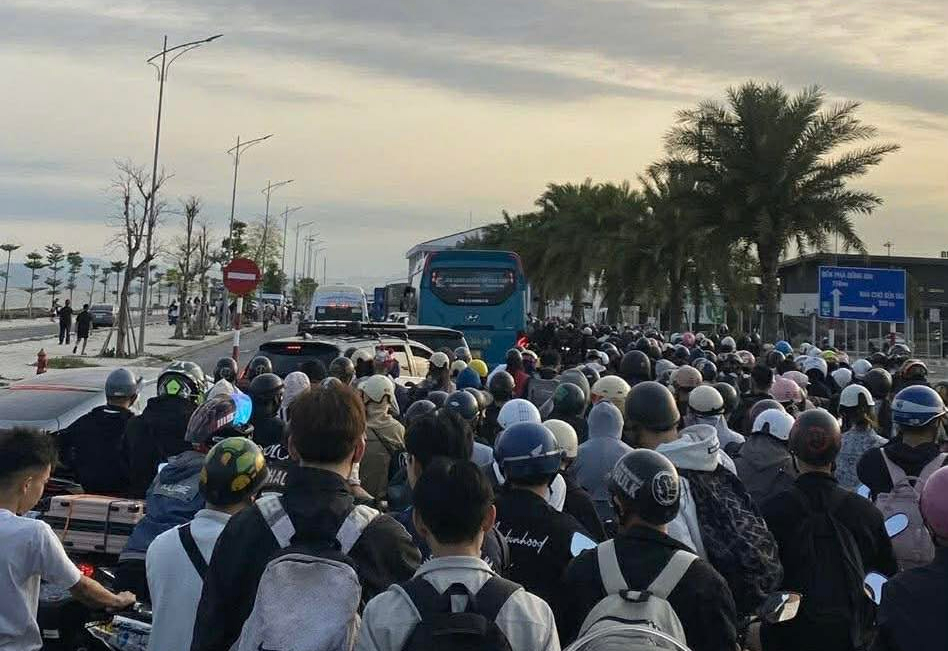 Ô tô , xe máy xếp hàng dài chờ qua phà Cát Bà sáng 30 - 4 - Ảnh 1.