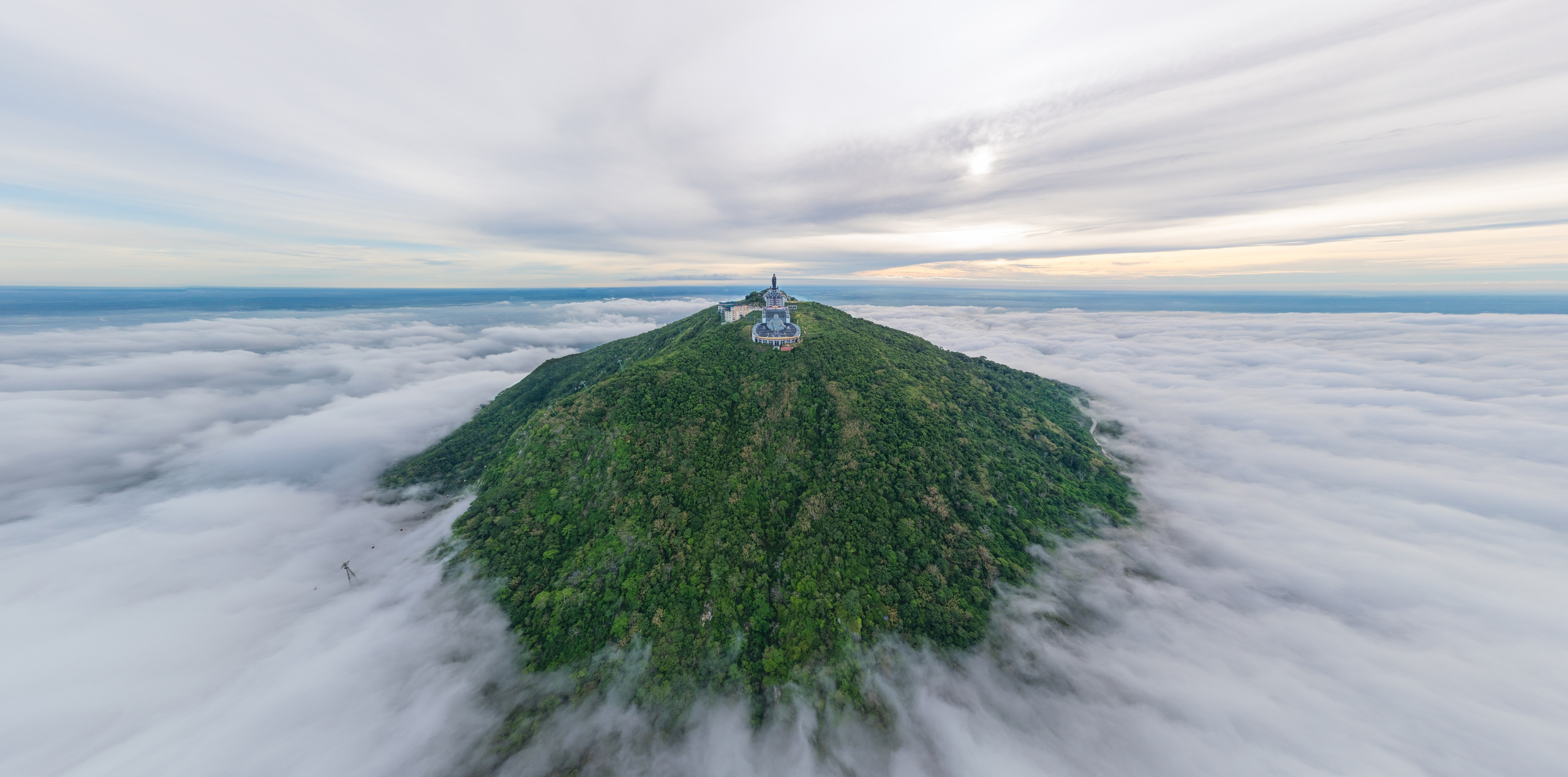 H&agrave;ng trăm người chinh phục n&uacute;i B&agrave; Đen trong ng&agrave;y 30 - 4 tại T&acirc;y Ninh - Ảnh 15.