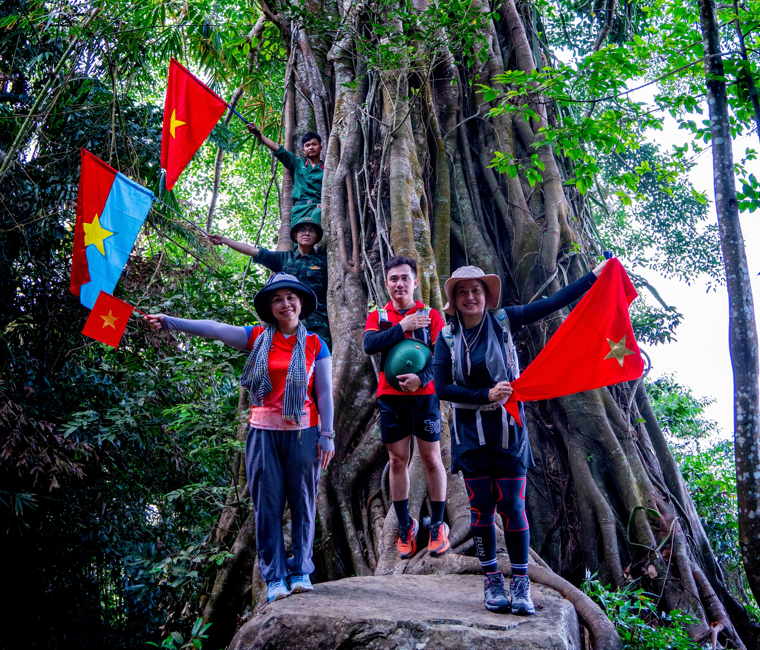 H&agrave;ng trăm người chinh phục n&uacute;i B&agrave; Đen trong ng&agrave;y 30 - 4 tại T&acirc;y Ninh - Ảnh 7.