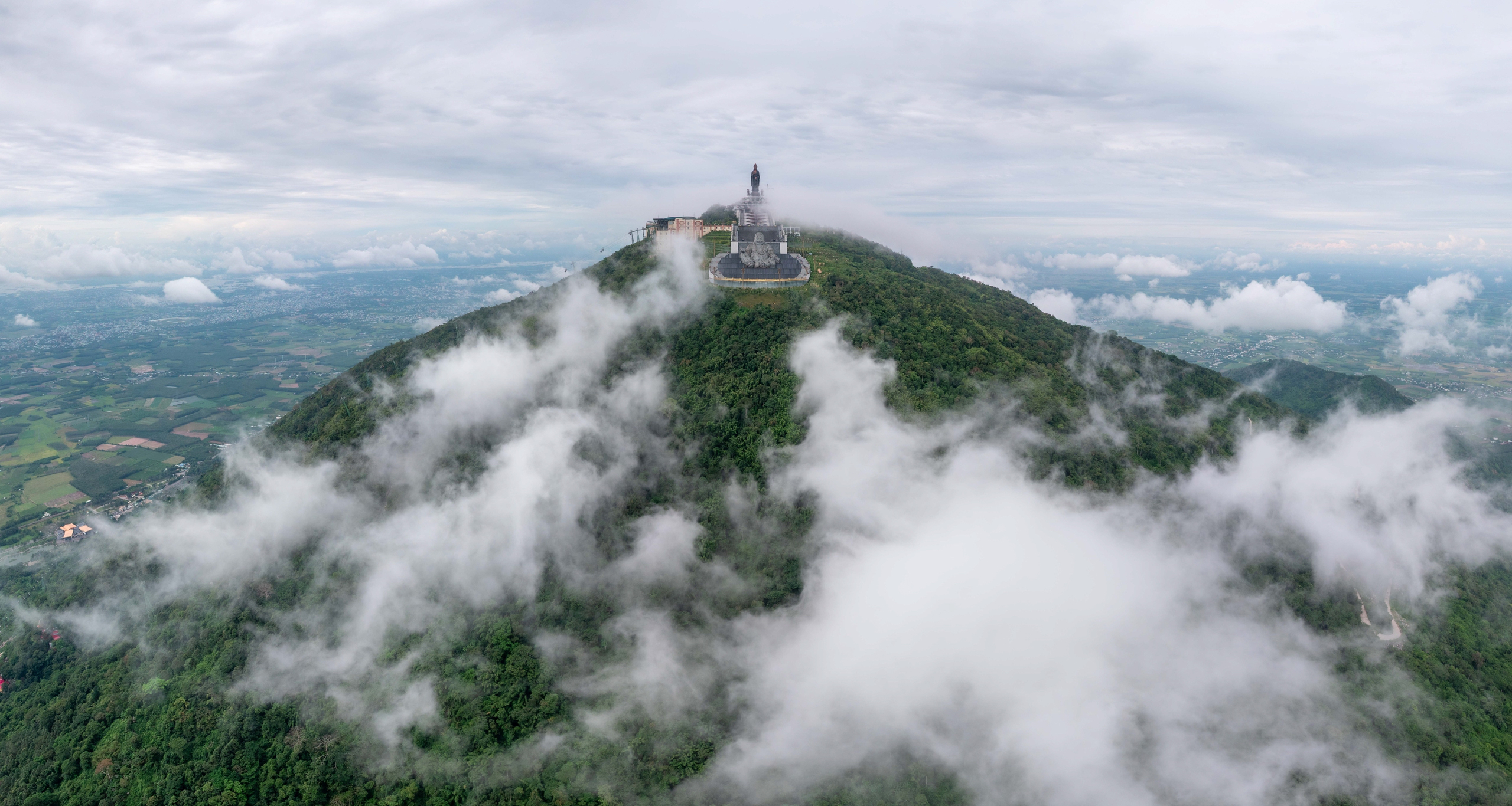 H&agrave;ng trăm người chinh phục n&uacute;i B&agrave; Đen trong ng&agrave;y 30 - 4 tại T&acirc;y Ninh - Ảnh 4.