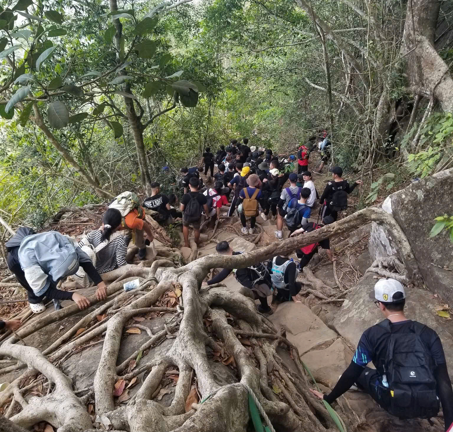H&agrave;ng trăm người chinh phục n&uacute;i B&agrave; Đen trong ng&agrave;y 30 - 4 tại T&acirc;y Ninh - Ảnh 5.