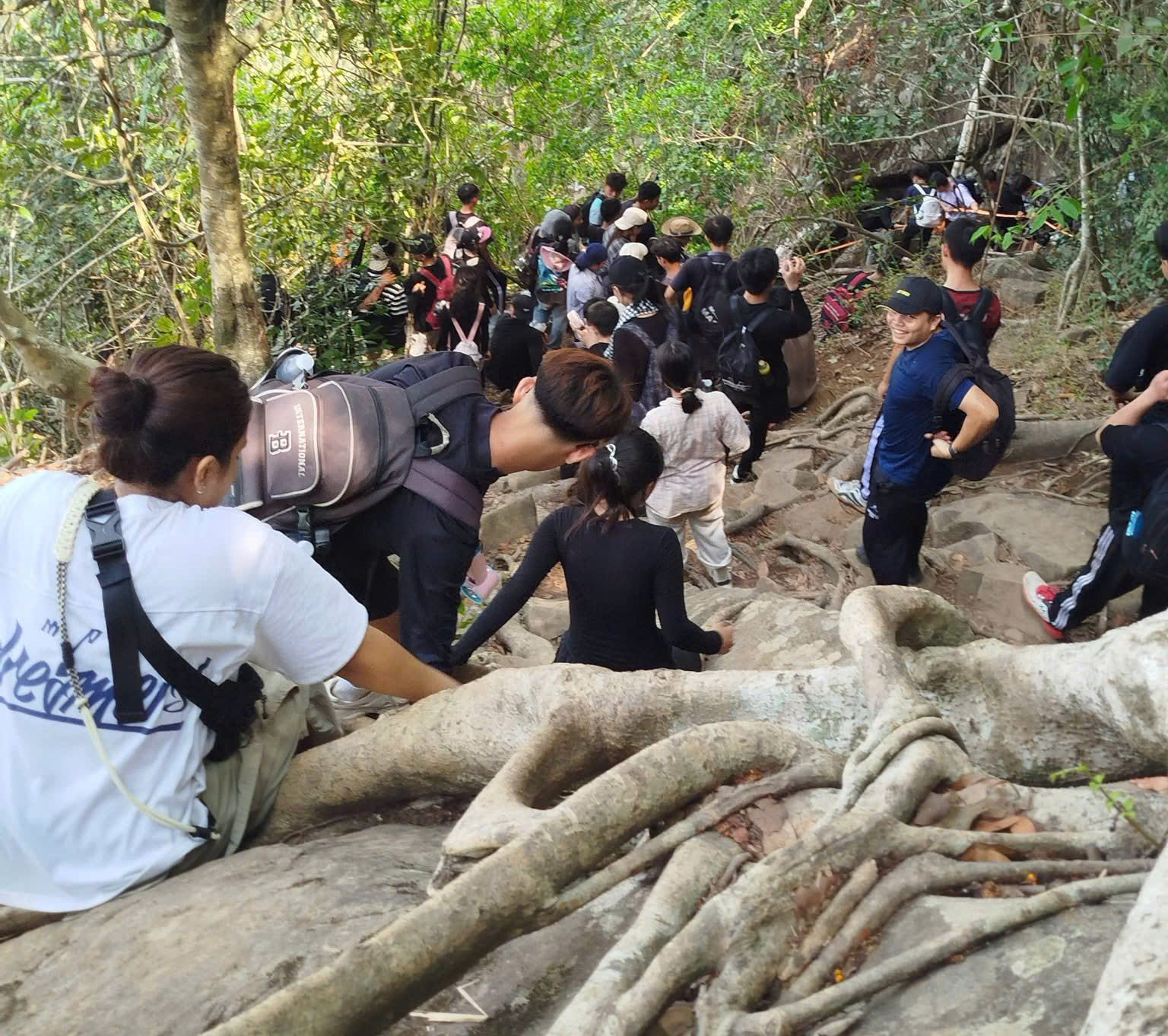 H&agrave;ng trăm người chinh phục n&uacute;i B&agrave; Đen trong ng&agrave;y 30 - 4 tại T&acirc;y Ninh - Ảnh 13.