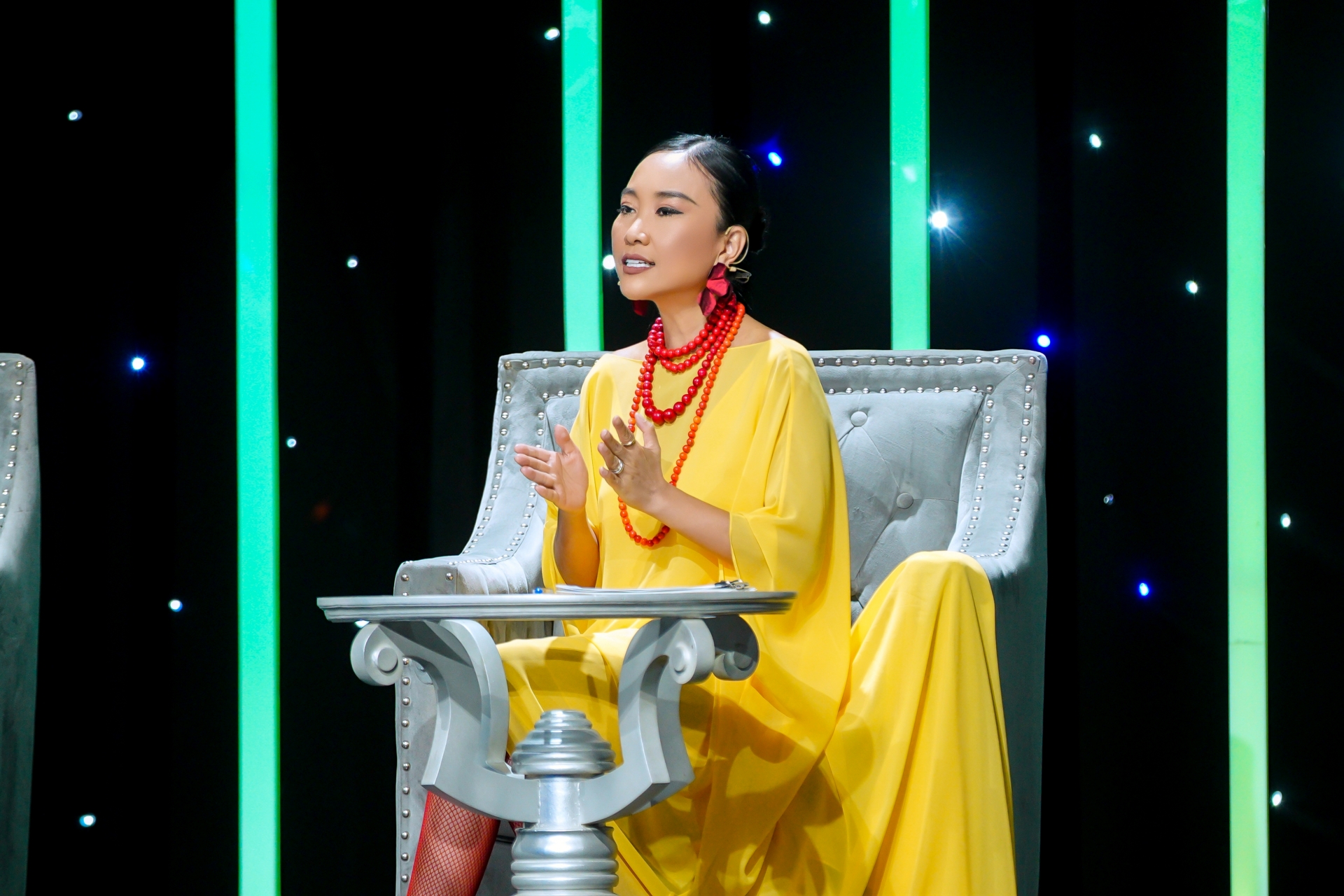 Trân Oanh – Thủy Tiên đăng quang 