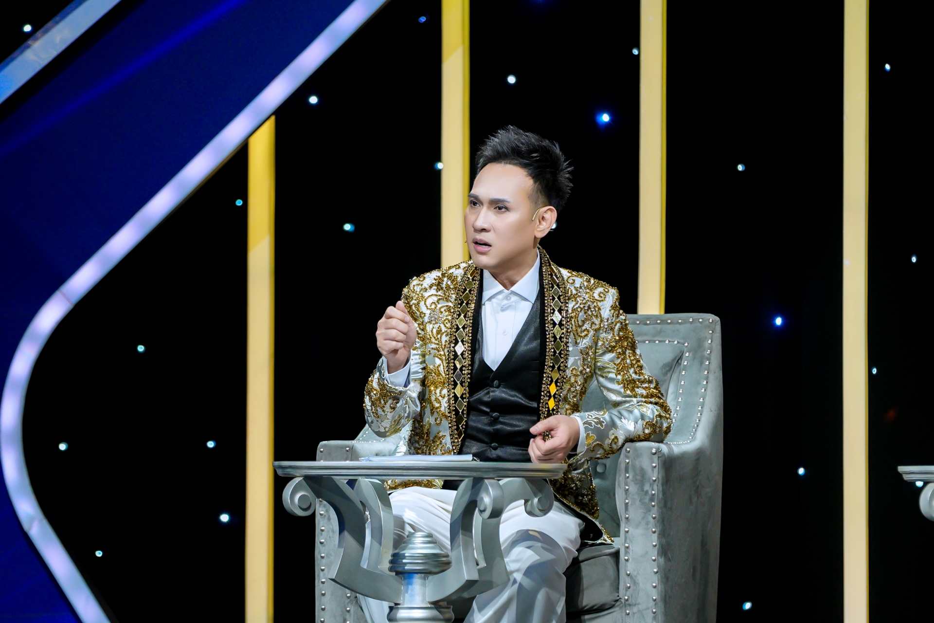Trân Oanh – Thủy Tiên đăng quang 