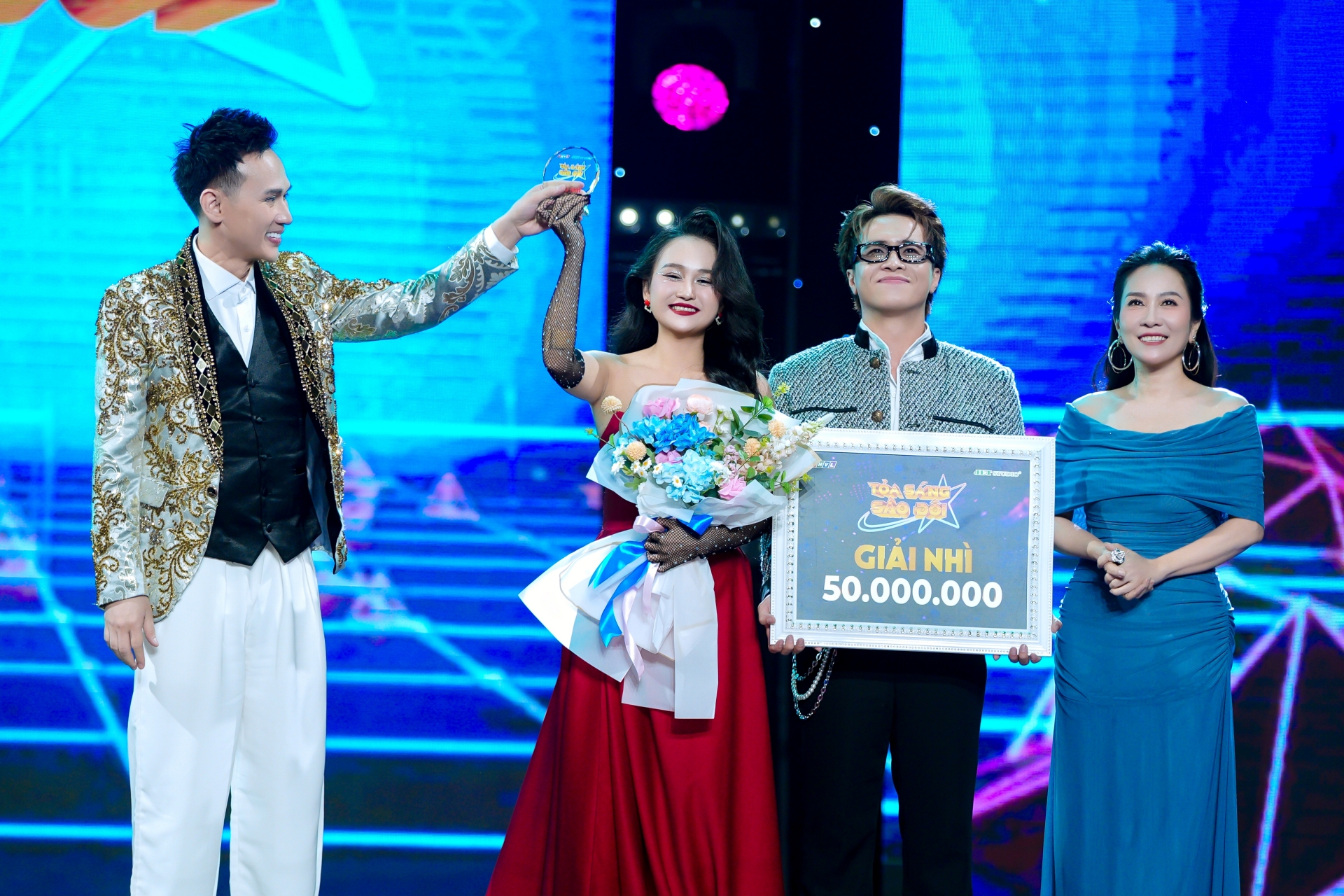 Trân Oanh – Thủy Tiên đăng quang 
