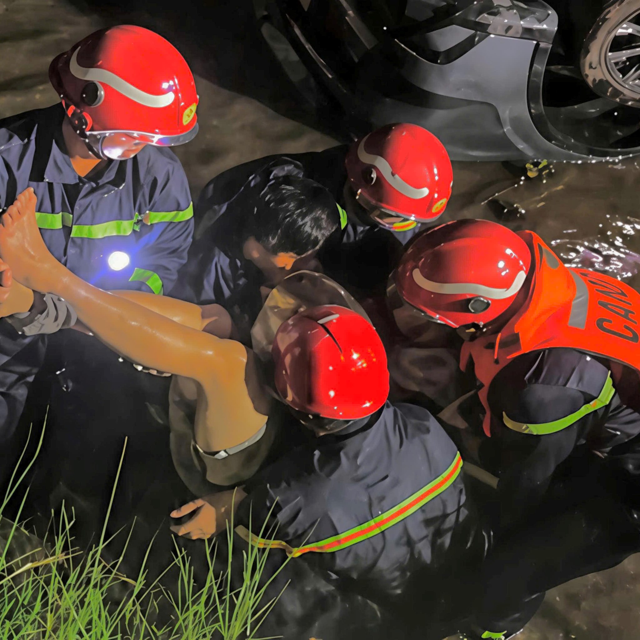 Cứu hộ xe ô tô lật ngửa dưới mương nước tại Hải Phòng , nạn nhân an toàn - Ảnh 1.