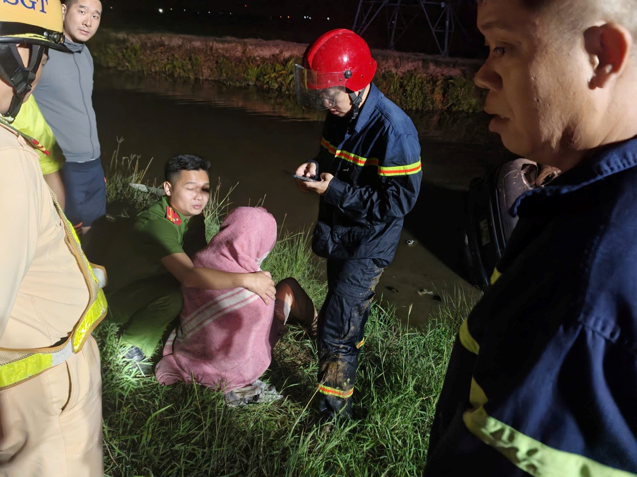 Cứu hộ xe ô tô lật ngửa dưới mương nước tại Hải Phòng , nạn nhân an toàn - Ảnh 2.