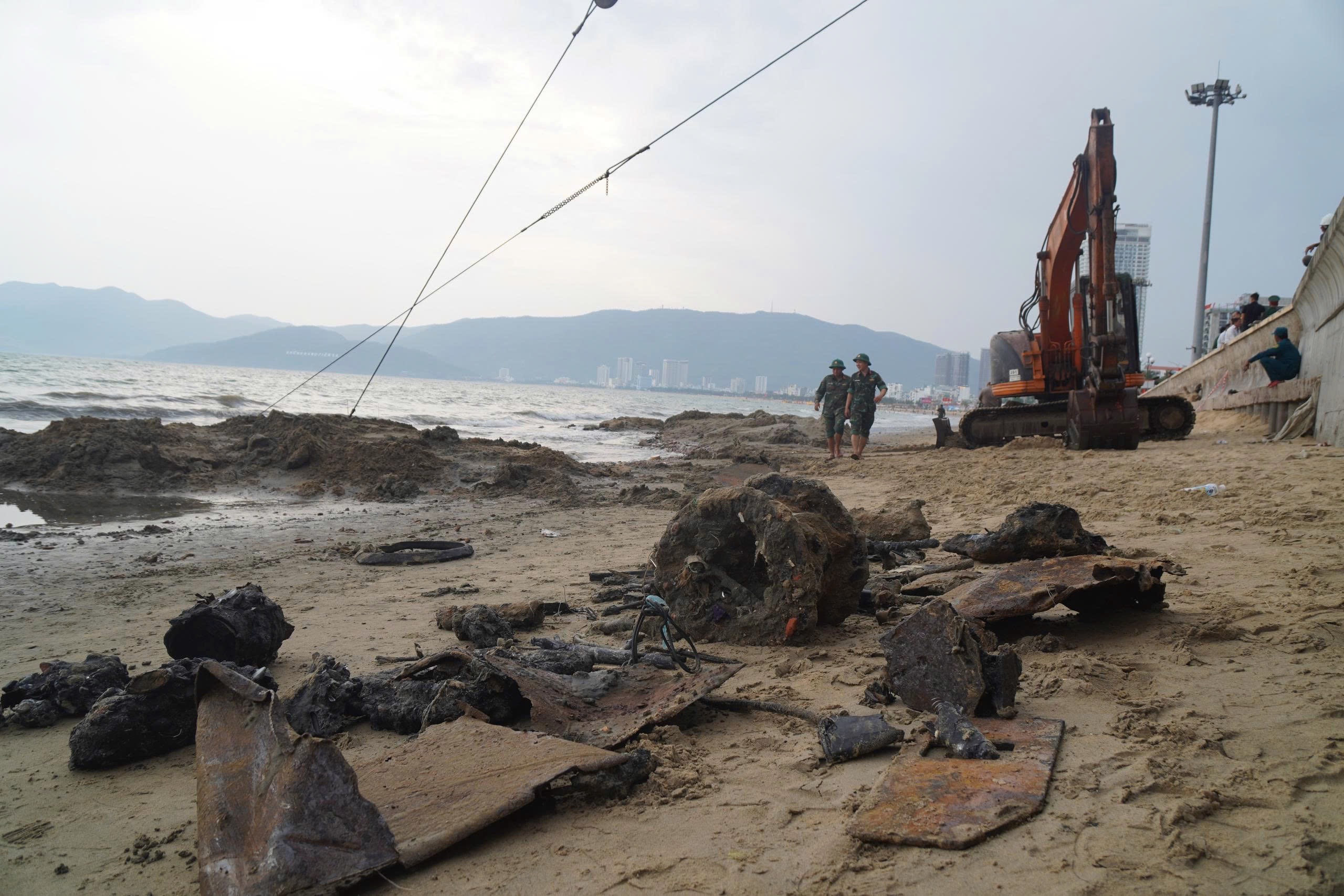 Cận cảnh trục vớt xác xe tăng vùi sâu dưới bãi biển Quy Nhơn - Ảnh 4.