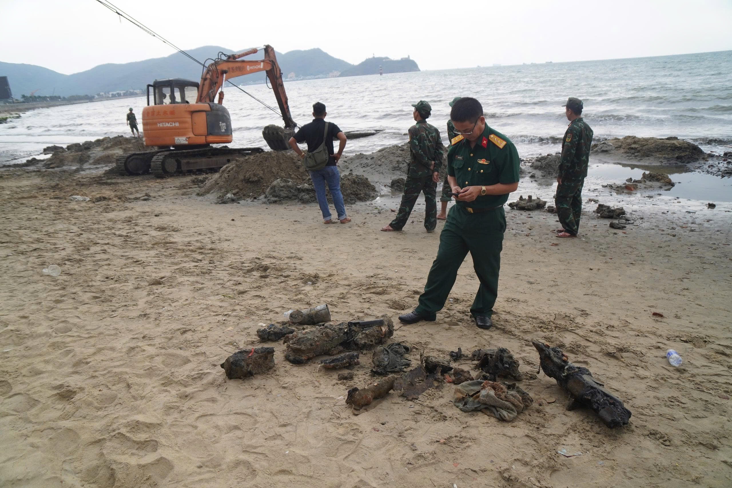 Cận cảnh trục vớt xác xe tăng vùi sâu dưới bãi biển Quy Nhơn - Ảnh 7.