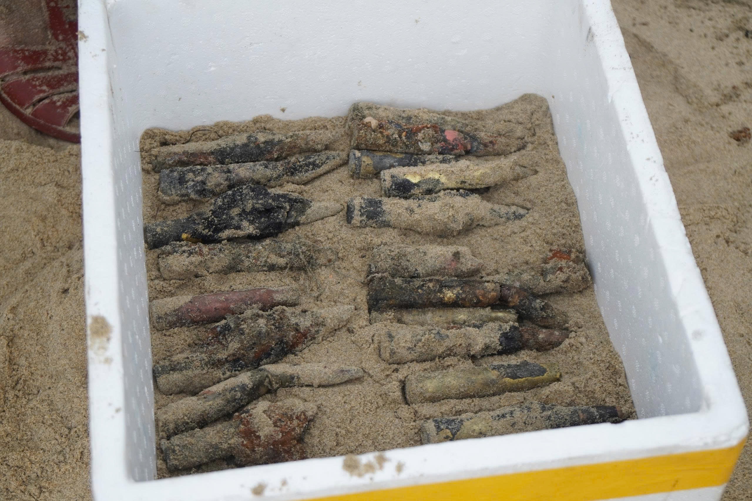 Cận cảnh trục vớt xác xe tăng vùi sâu dưới bãi biển Quy Nhơn - Ảnh 8.