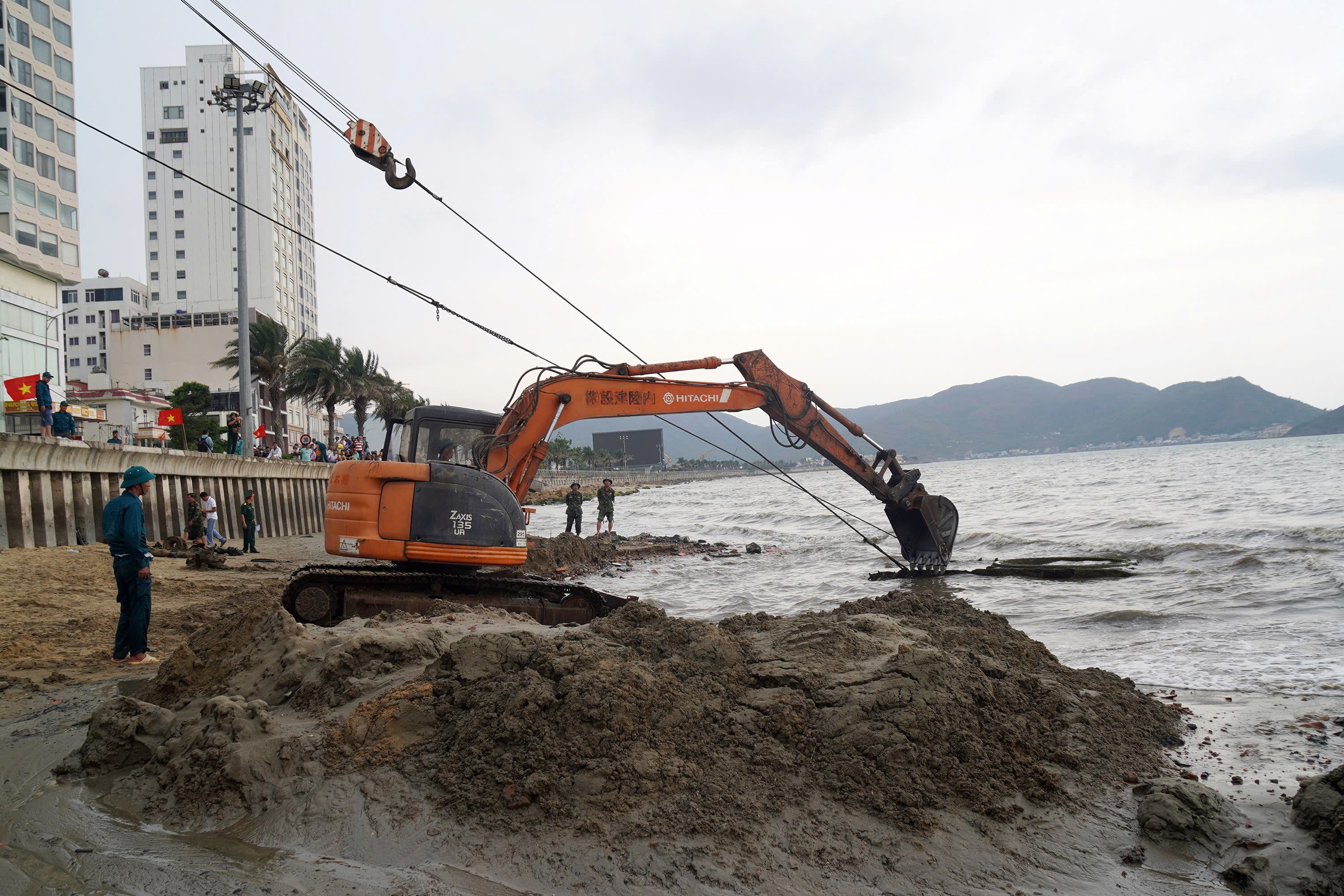 Cận cảnh trục vớt xác xe tăng vùi sâu dưới bãi biển Quy Nhơn - Ảnh 9.