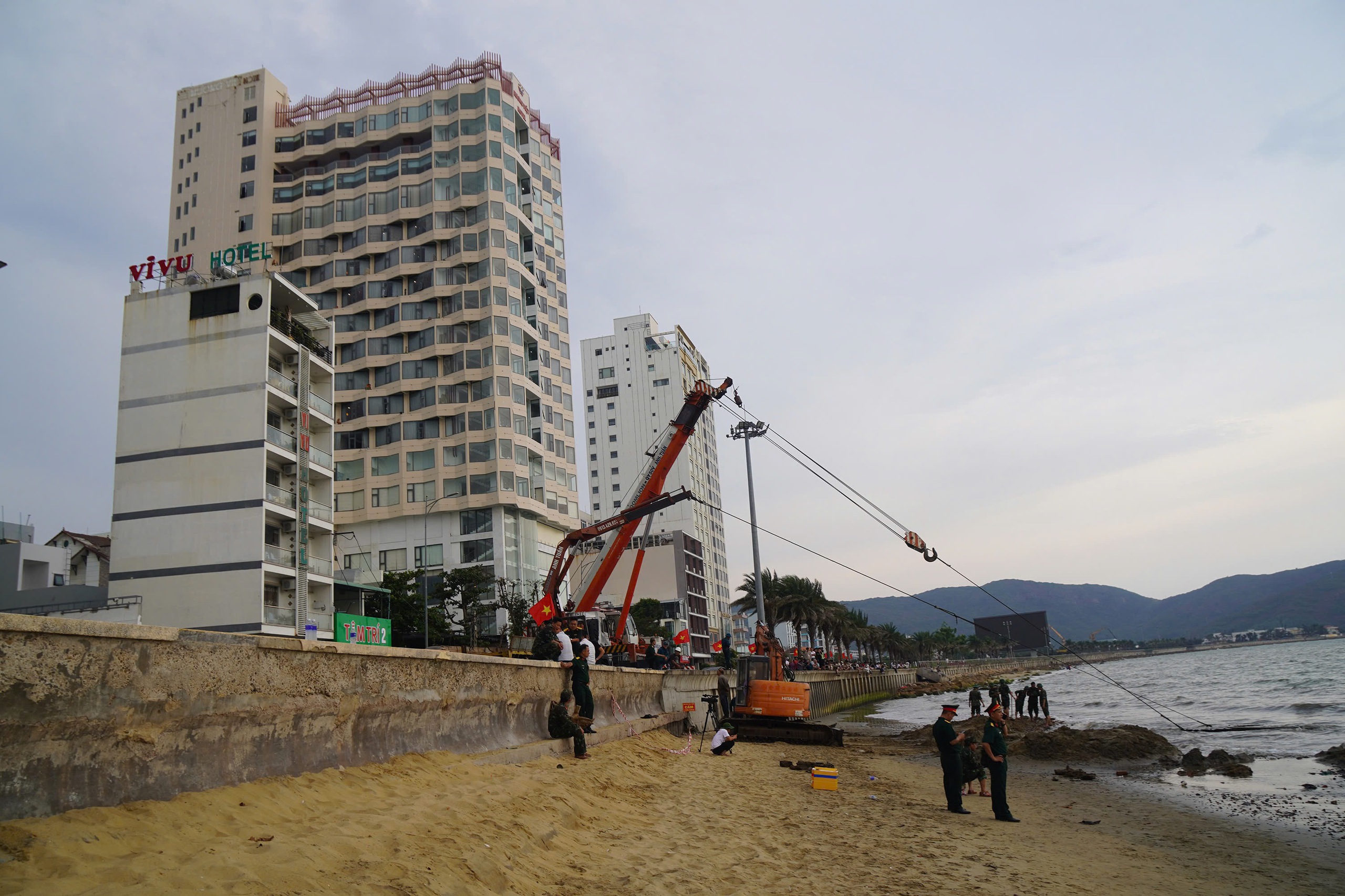 Cận cảnh trục vớt xác xe tăng vùi sâu dưới bãi biển Quy Nhơn - Ảnh 10.