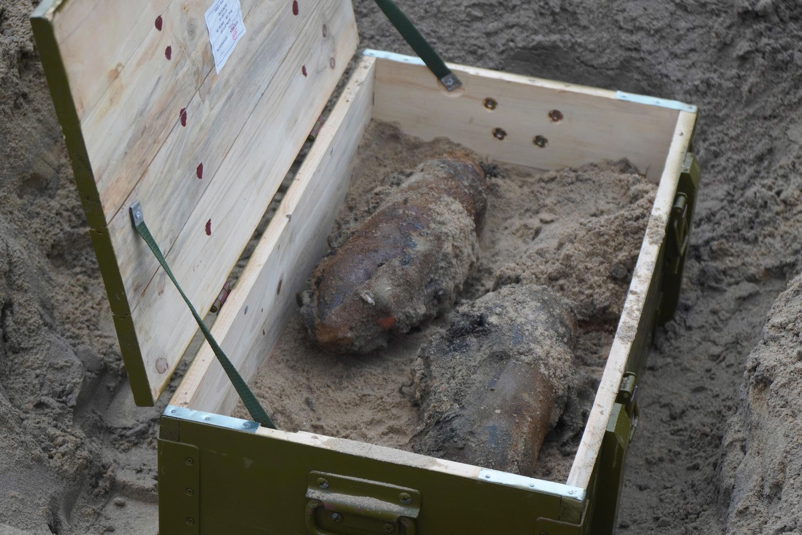 Cận cảnh trục vớt xác xe tăng vùi sâu dưới bãi biển Quy Nhơn - Ảnh 11.