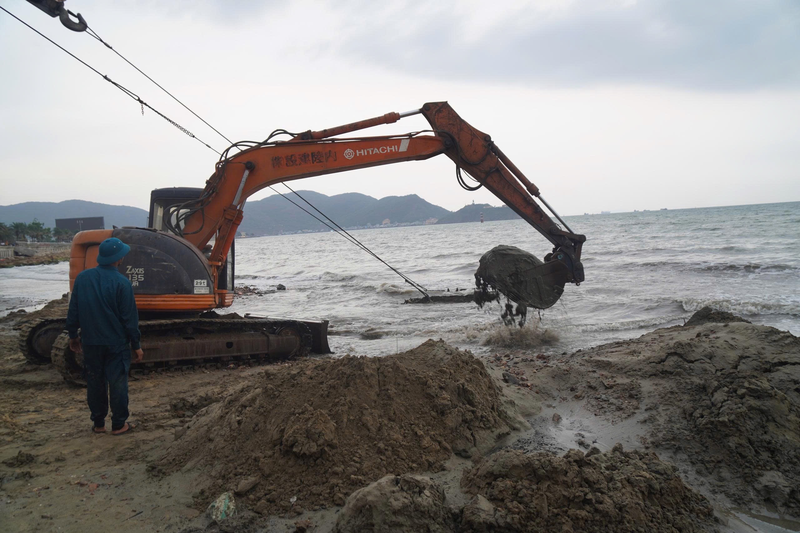 Cận cảnh trục vớt xác xe tăng vùi sâu dưới bãi biển Quy Nhơn - Ảnh 12.