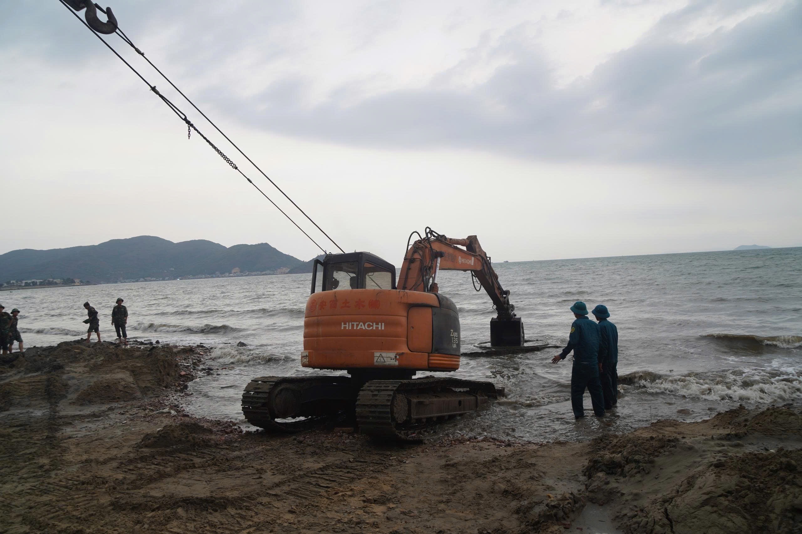 Cận cảnh trục vớt xác xe tăng vùi sâu dưới bãi biển Quy Nhơn - Ảnh 13.