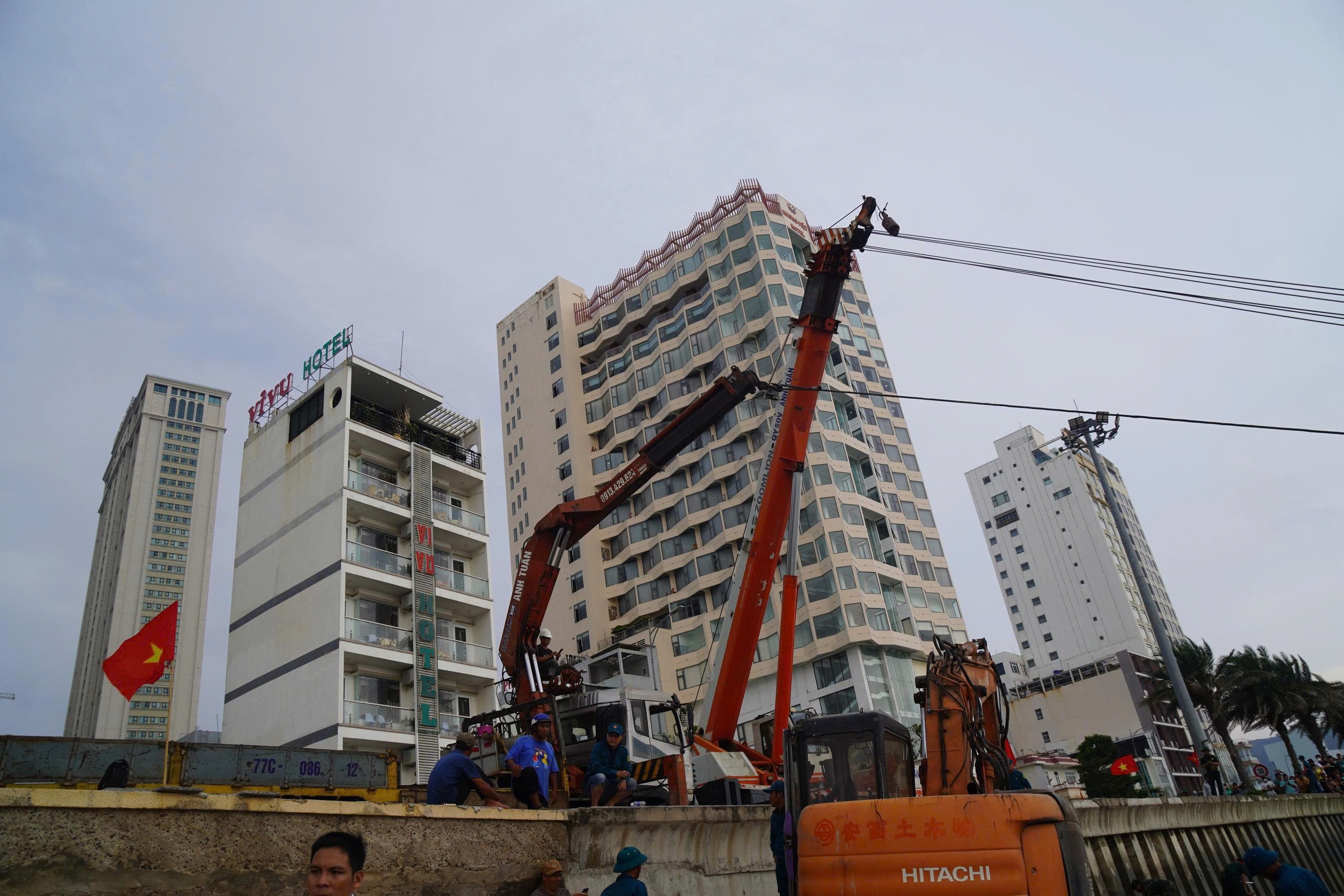 Cận cảnh trục vớt xác xe tăng vùi sâu dưới bãi biển Quy Nhơn - Ảnh 14.