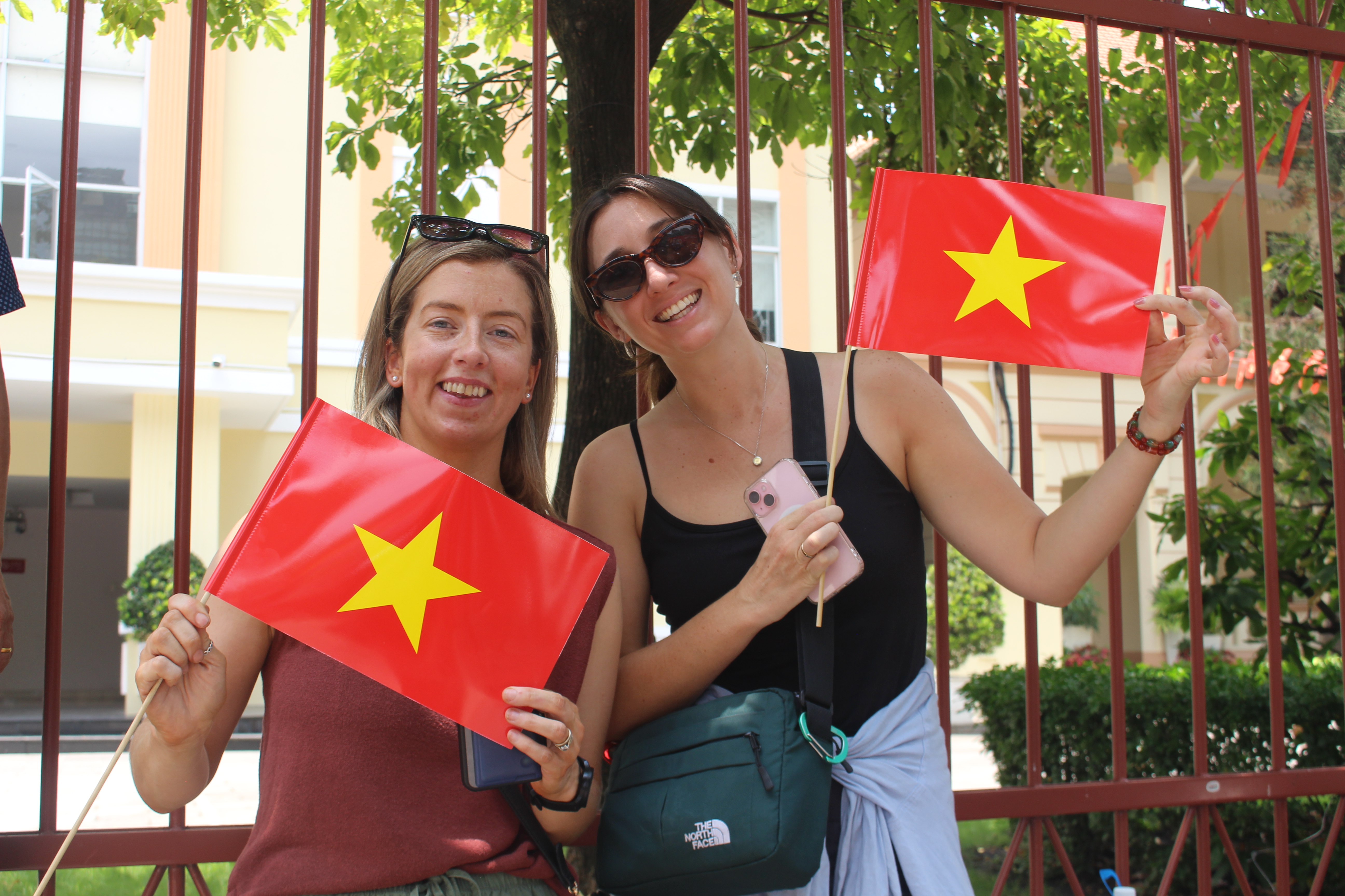 TP HCM rực rỡ sắc đỏ ngày 30-4: Nối dài mạch cảm xúc từ dấu ấn nửa thế kỷ - Ảnh 4.