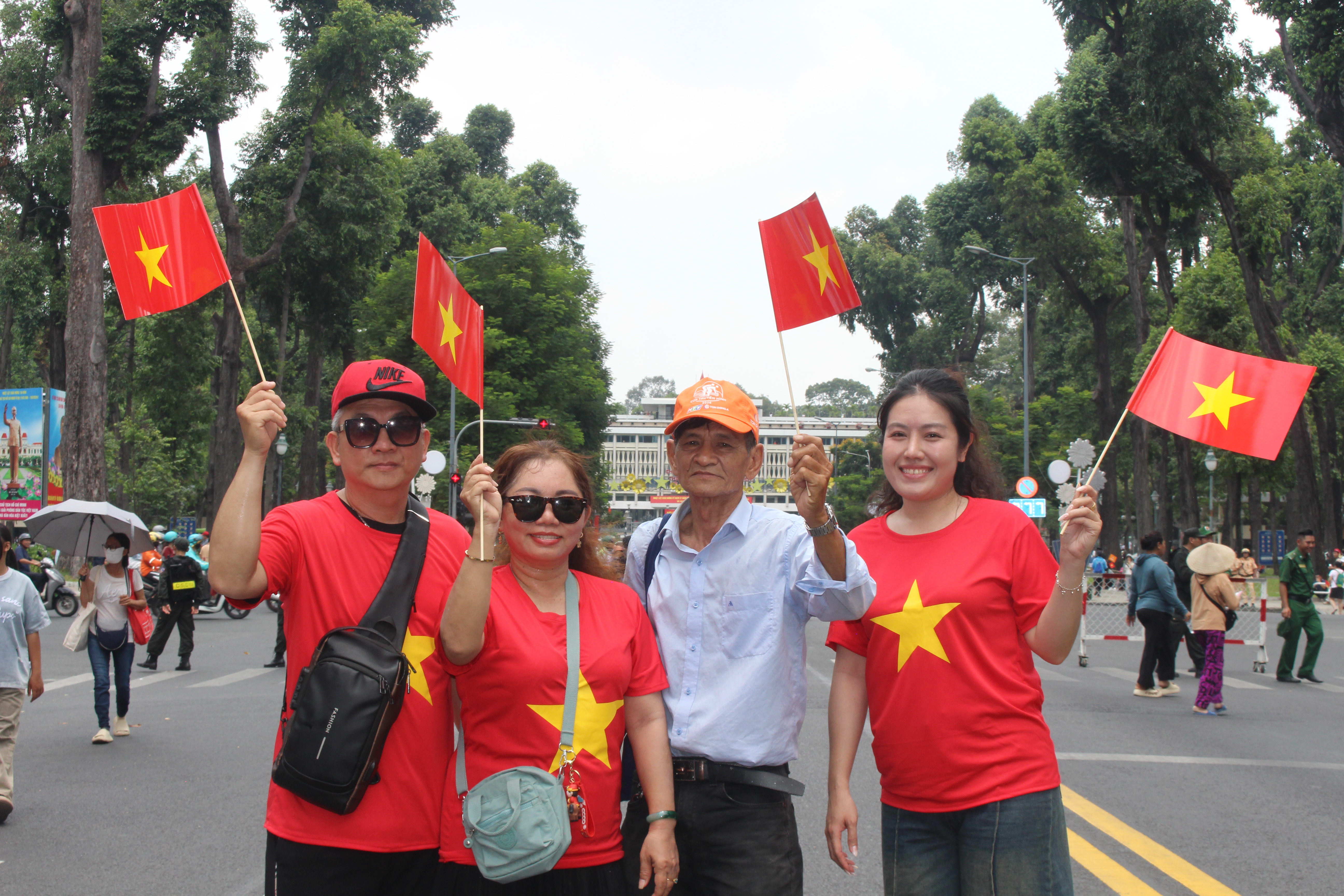 TP HCM rực rỡ sắc đỏ ngày 30-4: Nối dài mạch cảm xúc từ dấu ấn nửa thế kỷ - Ảnh 1.