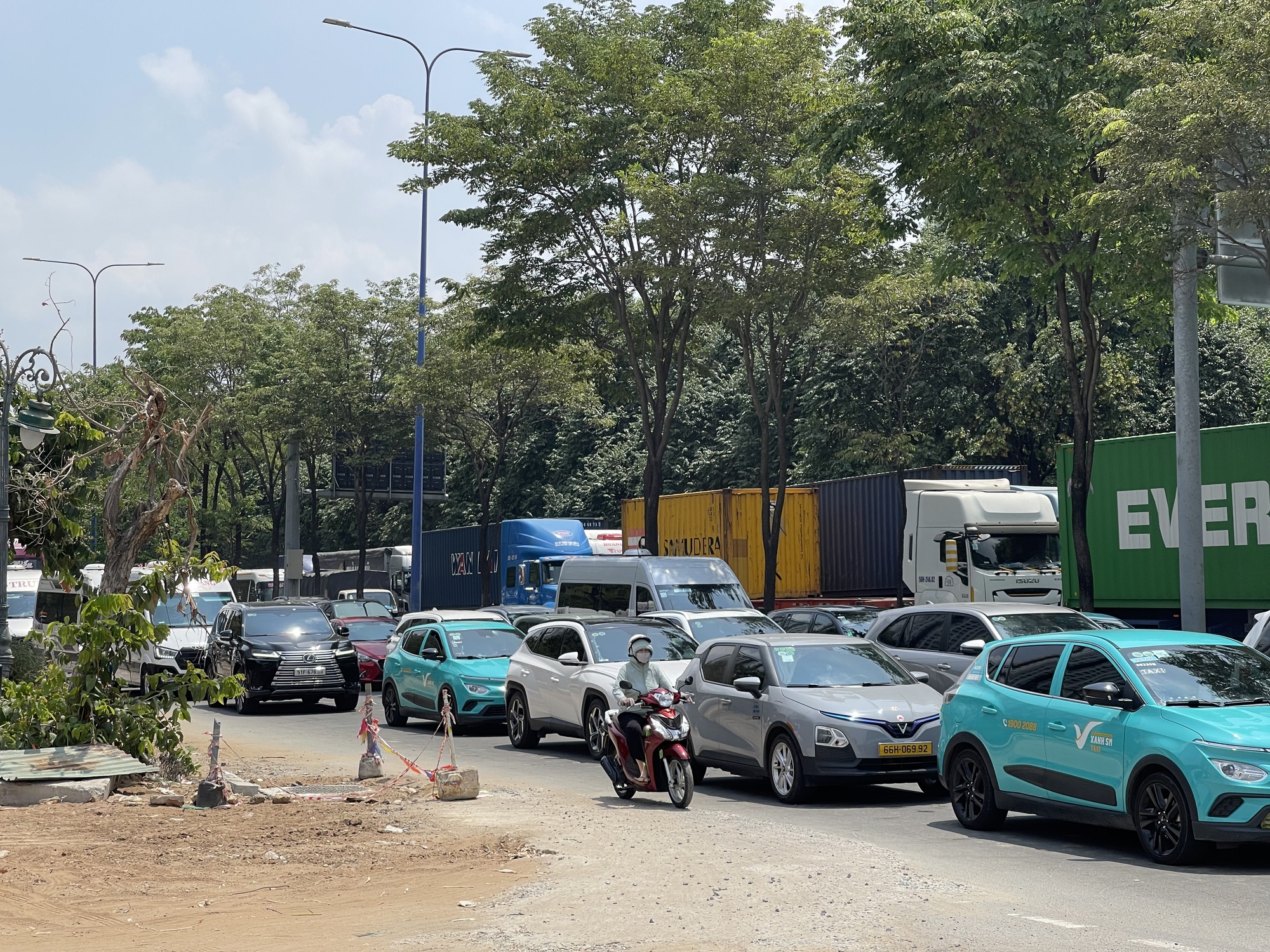 Phía Đông TPHCM đang xảy ra ùn ứ giao thông kéo dài - Ảnh 4.