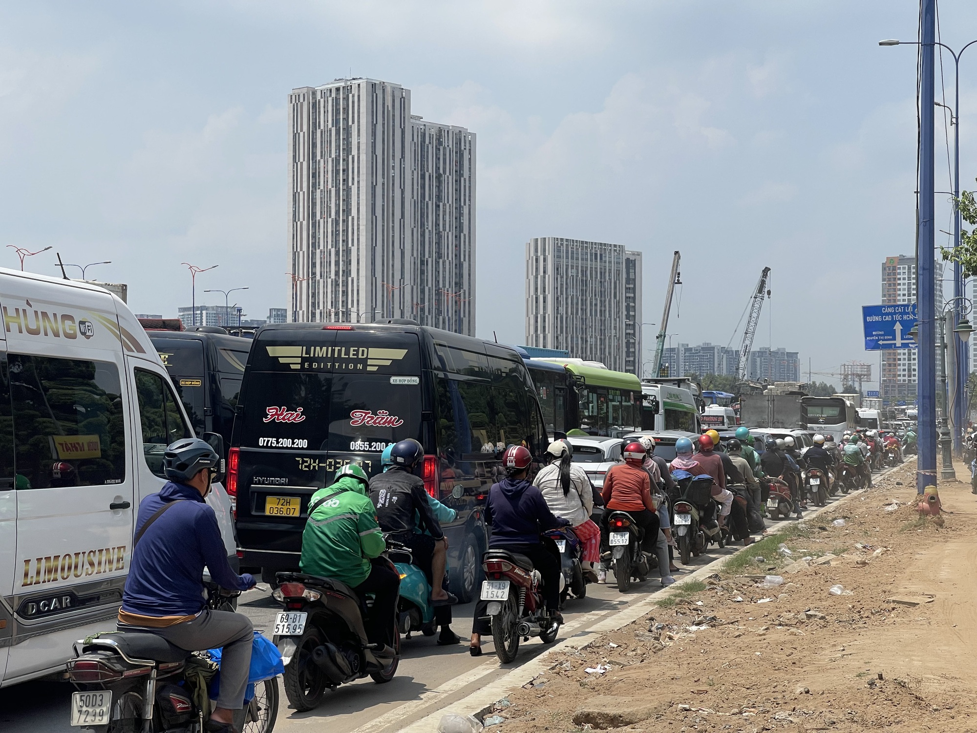 Phía Đông TPHCM đang xảy ra ùn ứ giao thông kéo dài - Ảnh 8.
