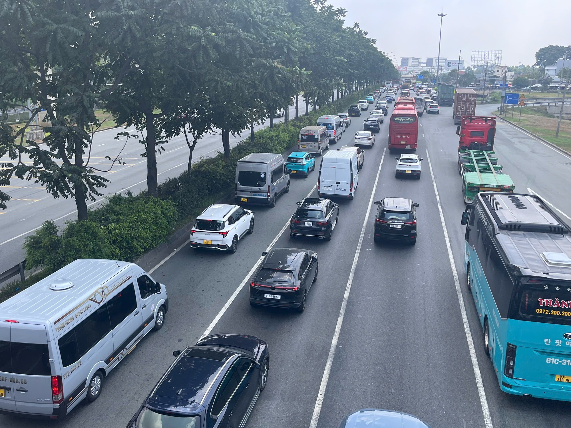 Phía Đông TPHCM đang xảy ra ùn ứ giao thông kéo dài - Ảnh 6.