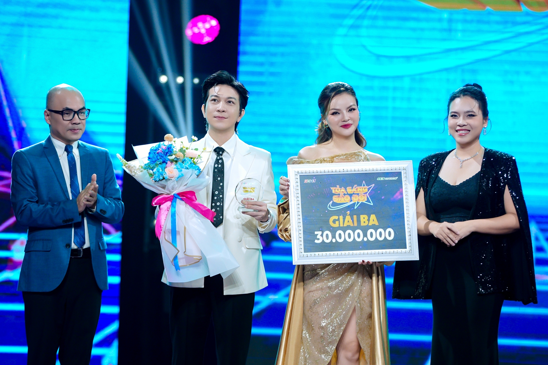 Trân Oanh – Thủy Tiên đăng quang 