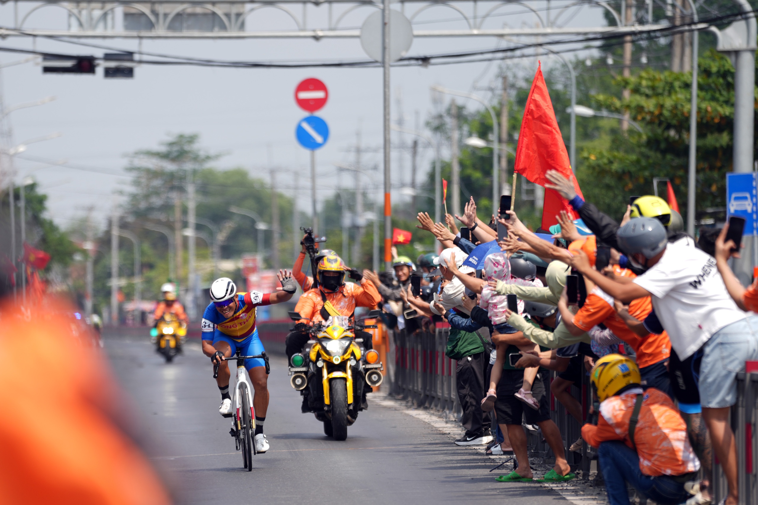 Marchuk Dzianis thắng chặng cuối, xe đạp TP HCM "ẵm" c&uacute; ăn ba   - Ảnh 2.