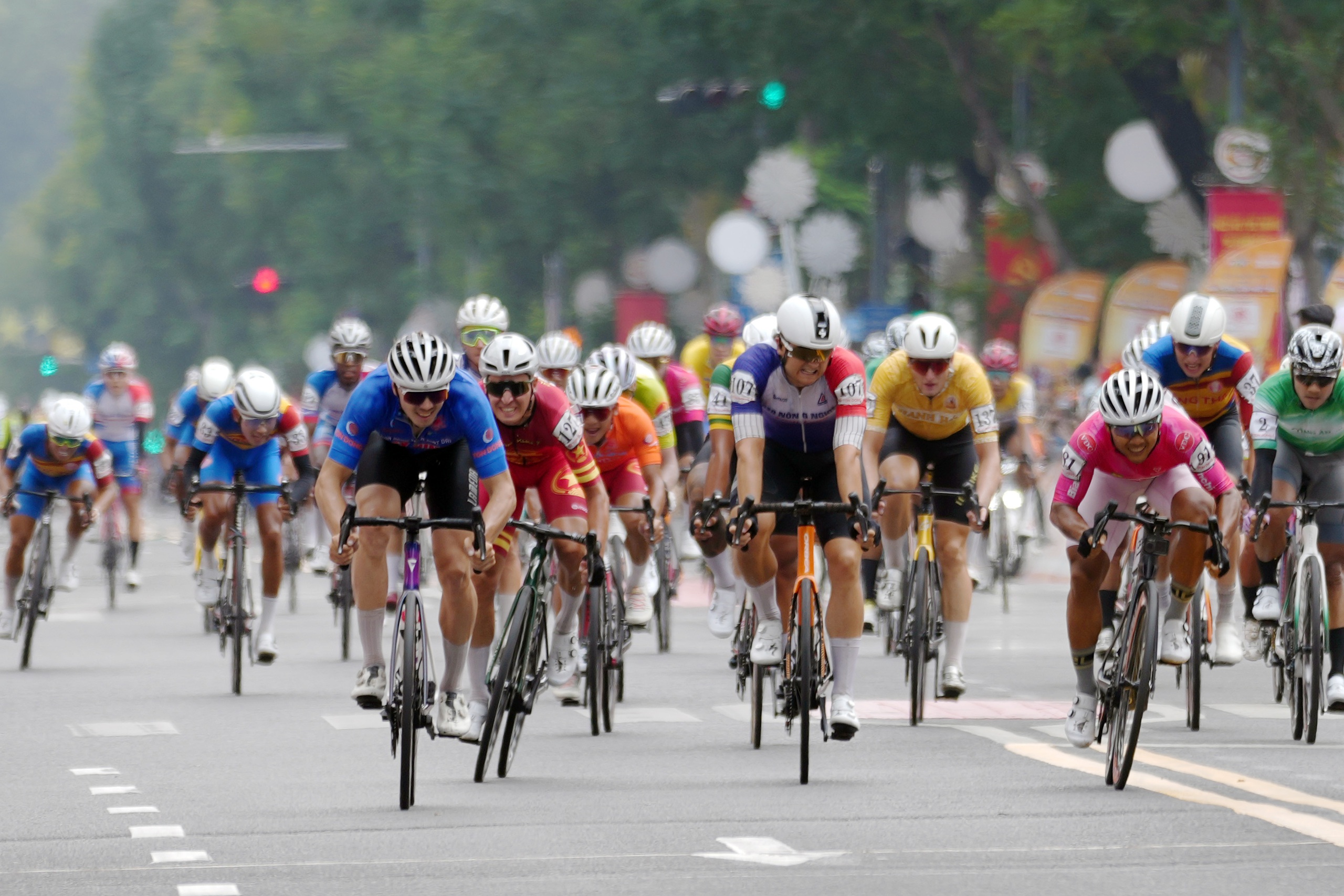 Marchuk Dzianis thắng chặng cuối, xe đạp TP HCM "ẵm" c&uacute; ăn ba   - Ảnh 5.