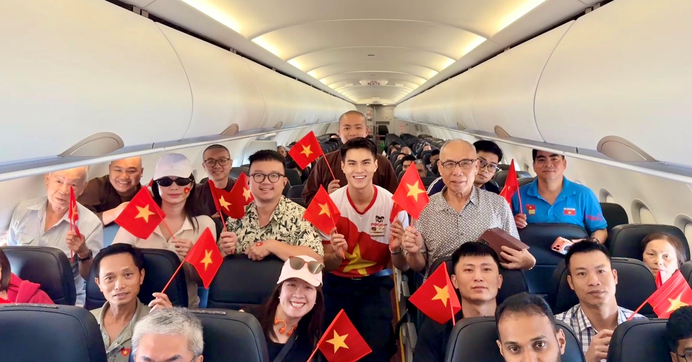 Sắc đỏ Vietjet lan tỏa niềm tự hào Việt Nam trên độ cao 10.000 m
