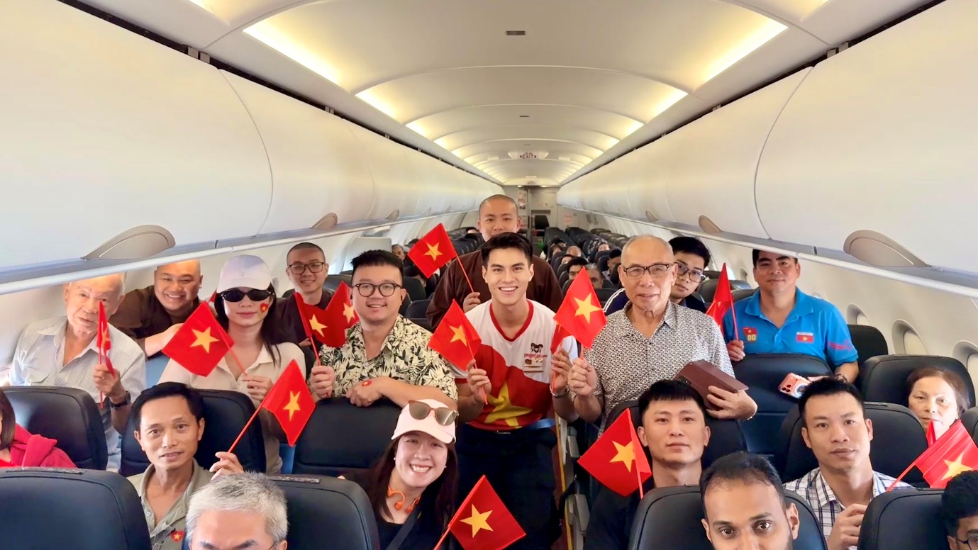Sắc đỏ Vietjet lan tỏa niềm tự hào Việt Nam trên độ cao 10.000 m - Ảnh 1.