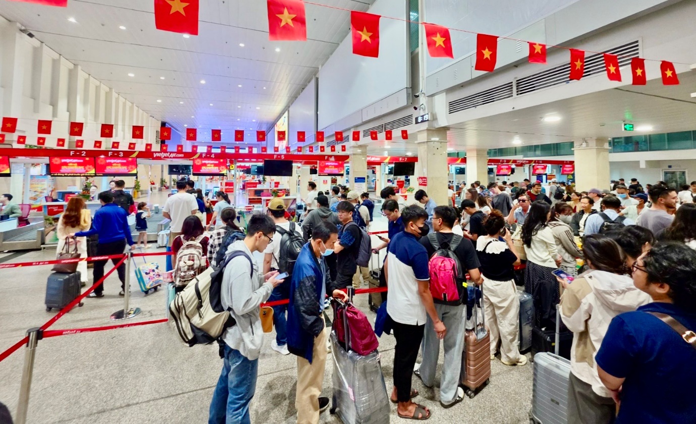 Sắc đỏ Vietjet lan tỏa niềm tự hào Việt Nam trên độ cao 10.000 m - Ảnh 2.